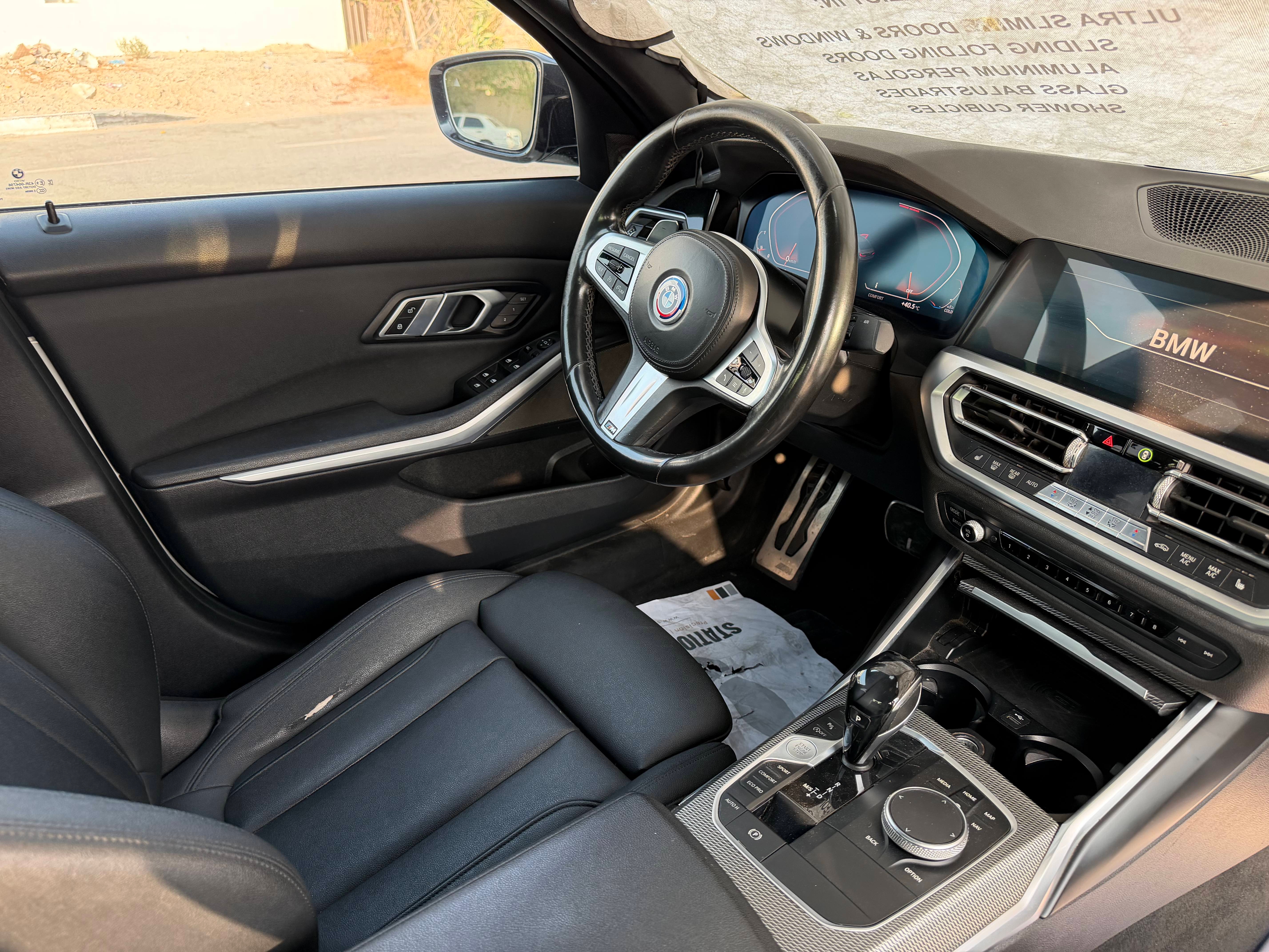 白色的 宝马 330i M运动版 2020