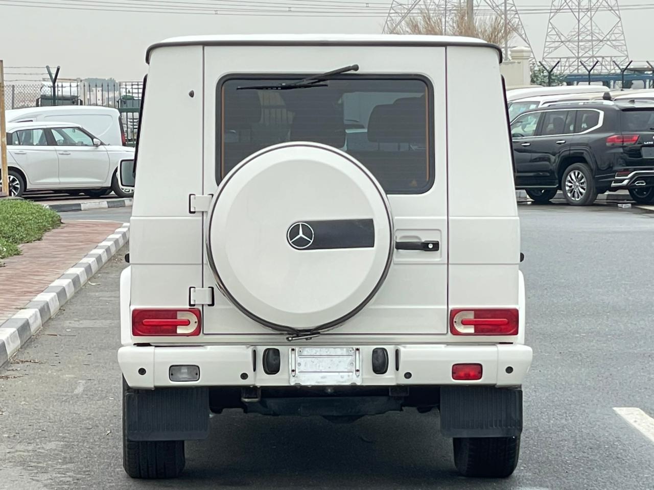Beyaz Mercedes Benz G550 2010