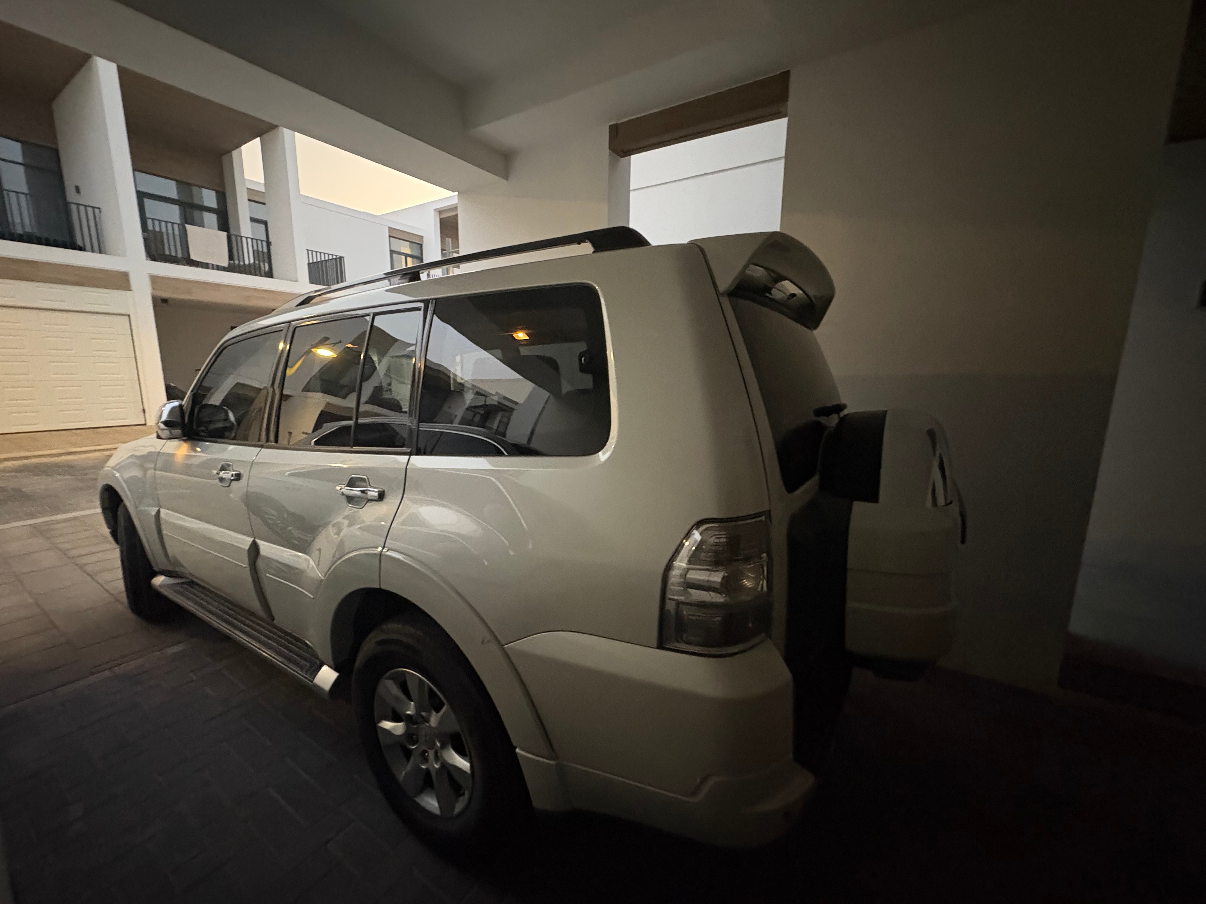 White Mitsubishi Pajero GLS 5 Door 2013
