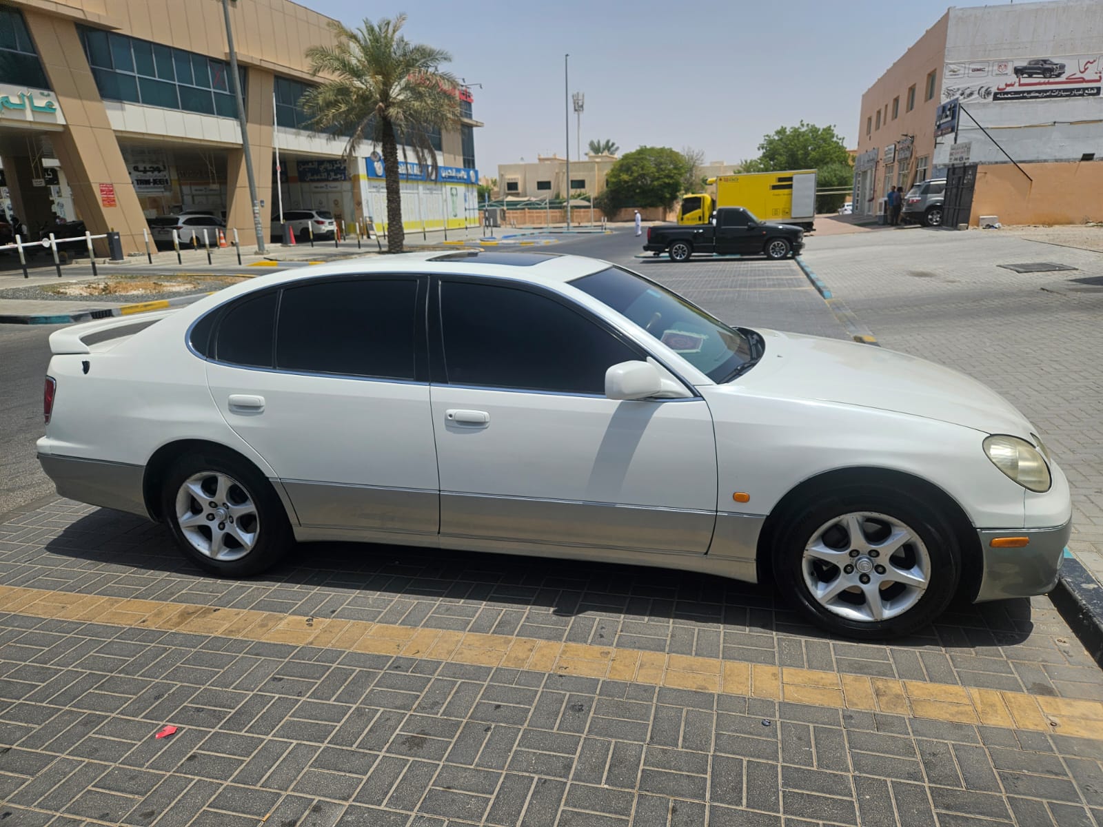 White Lexus GS300 2002