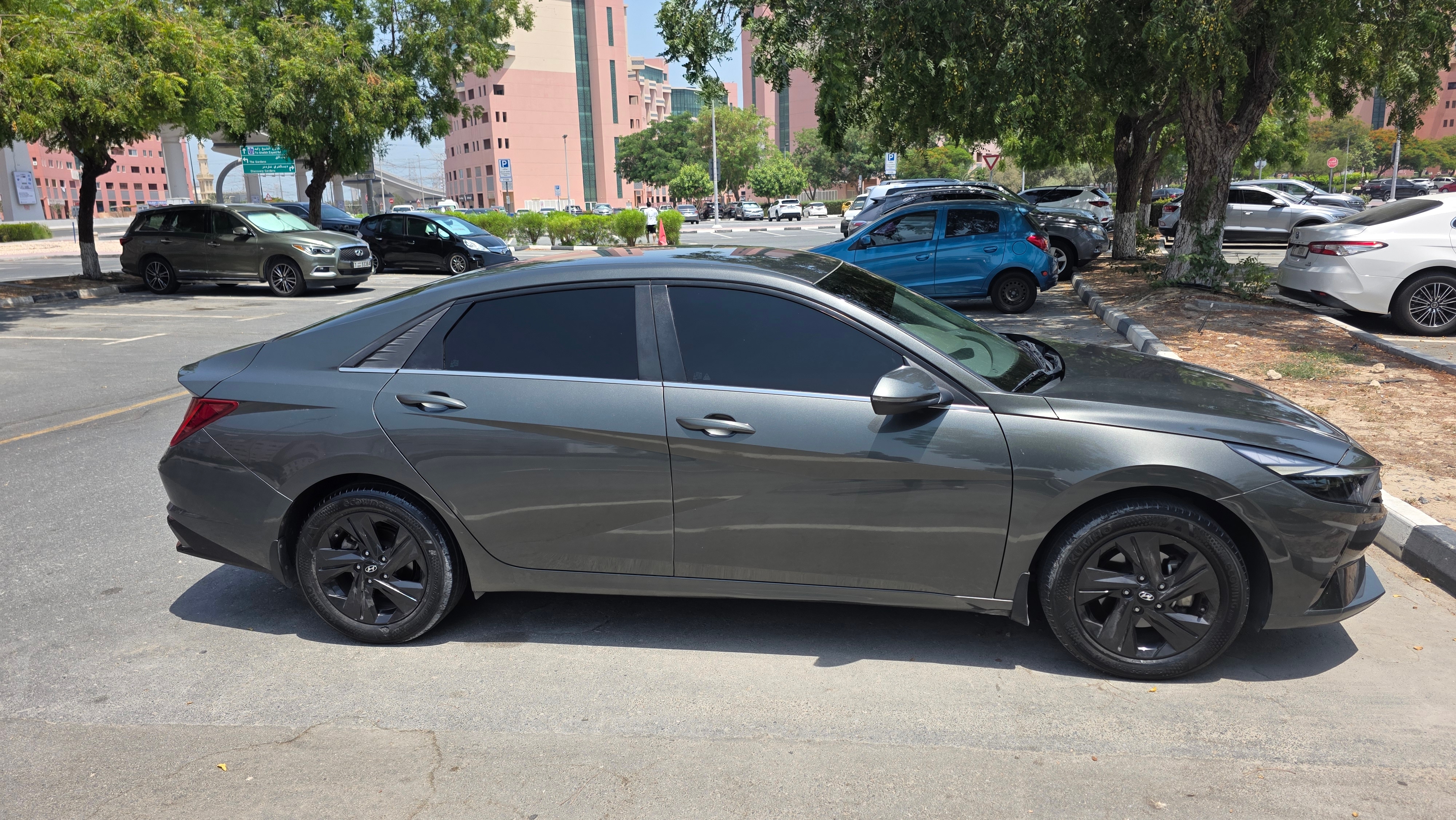 Donkergrijs Hyundai Elantra GL TOP 2022