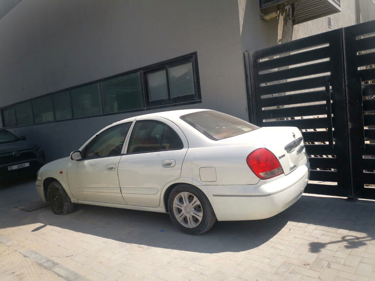 أبيض نيسان صني بيس 2009