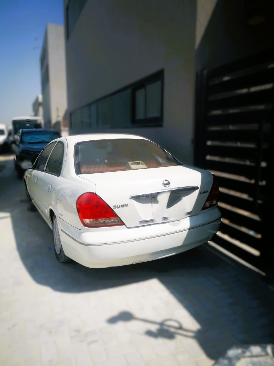 أبيض نيسان صني بيس 2009