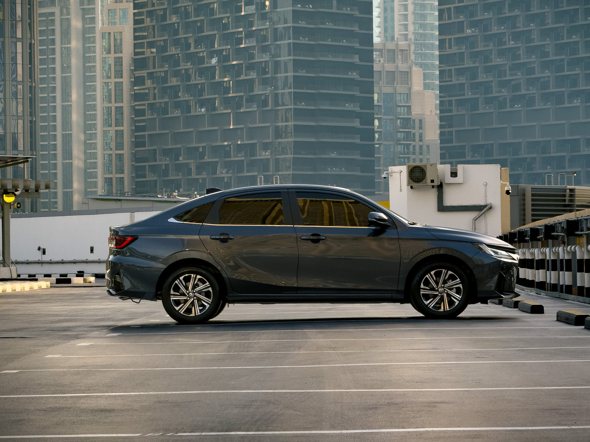 رمادي داكن تويوتا Yaris G 2026