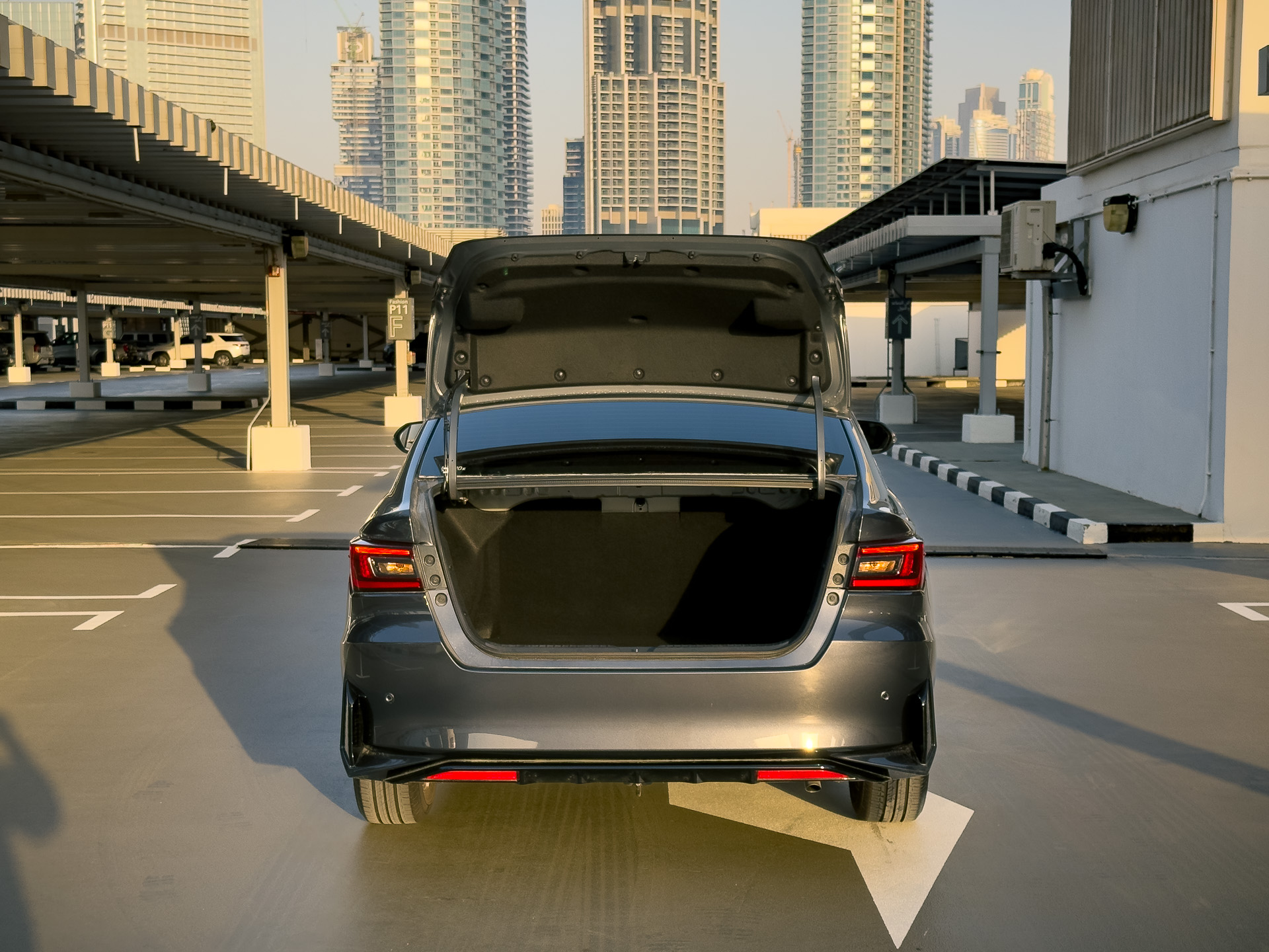 رمادي داكن تويوتا Yaris G 2026