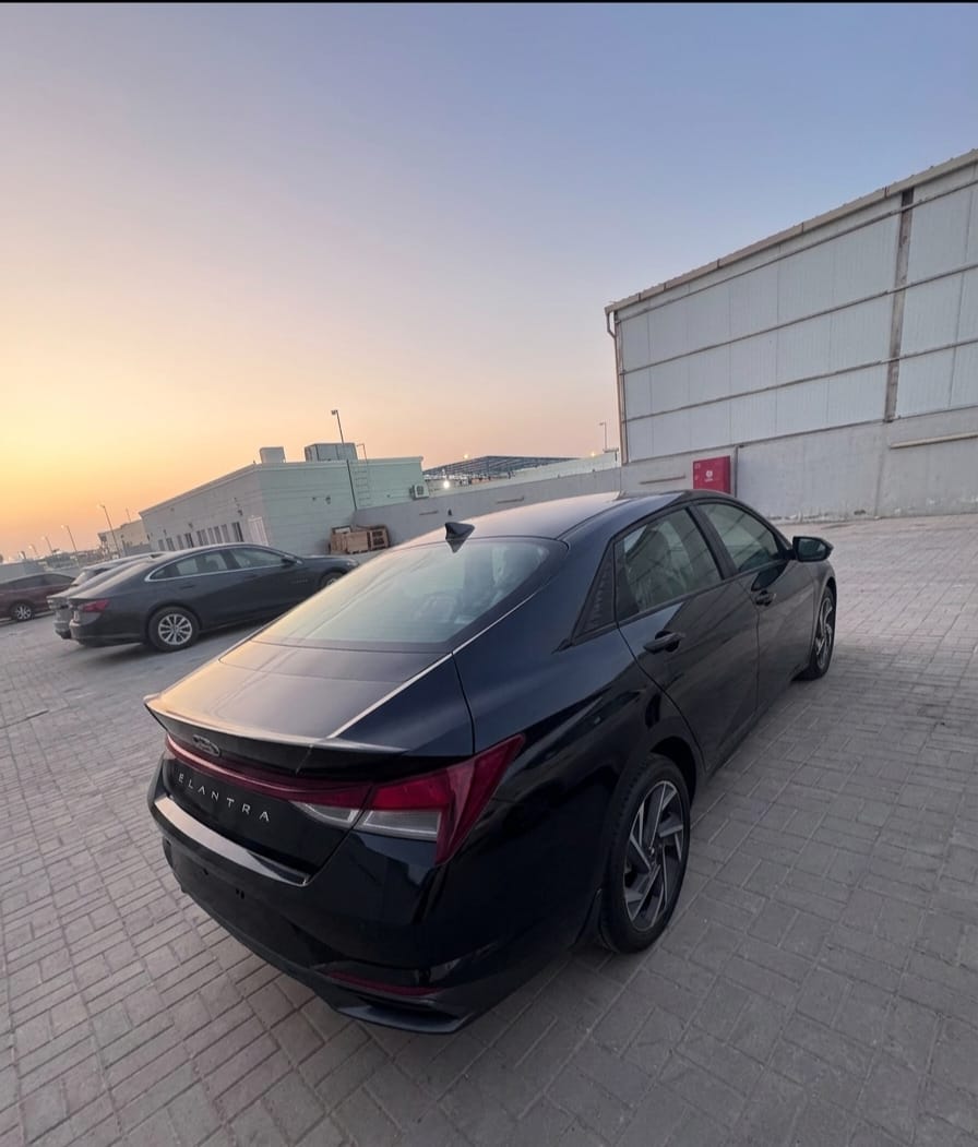 Black Hyundai Elantra SEL Sport 2025