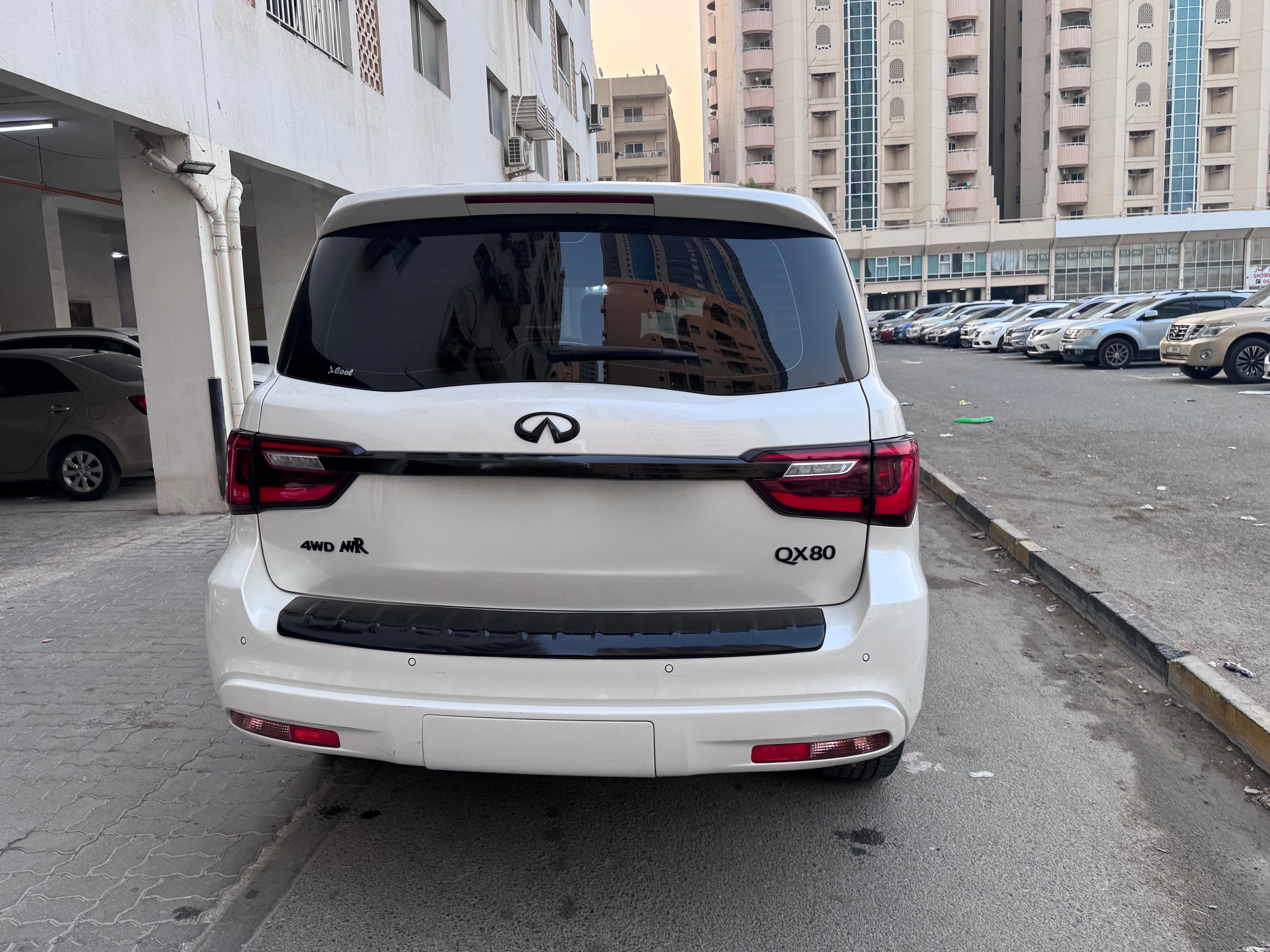 白色的 英菲尼迪 QX80 Black Edition 2023