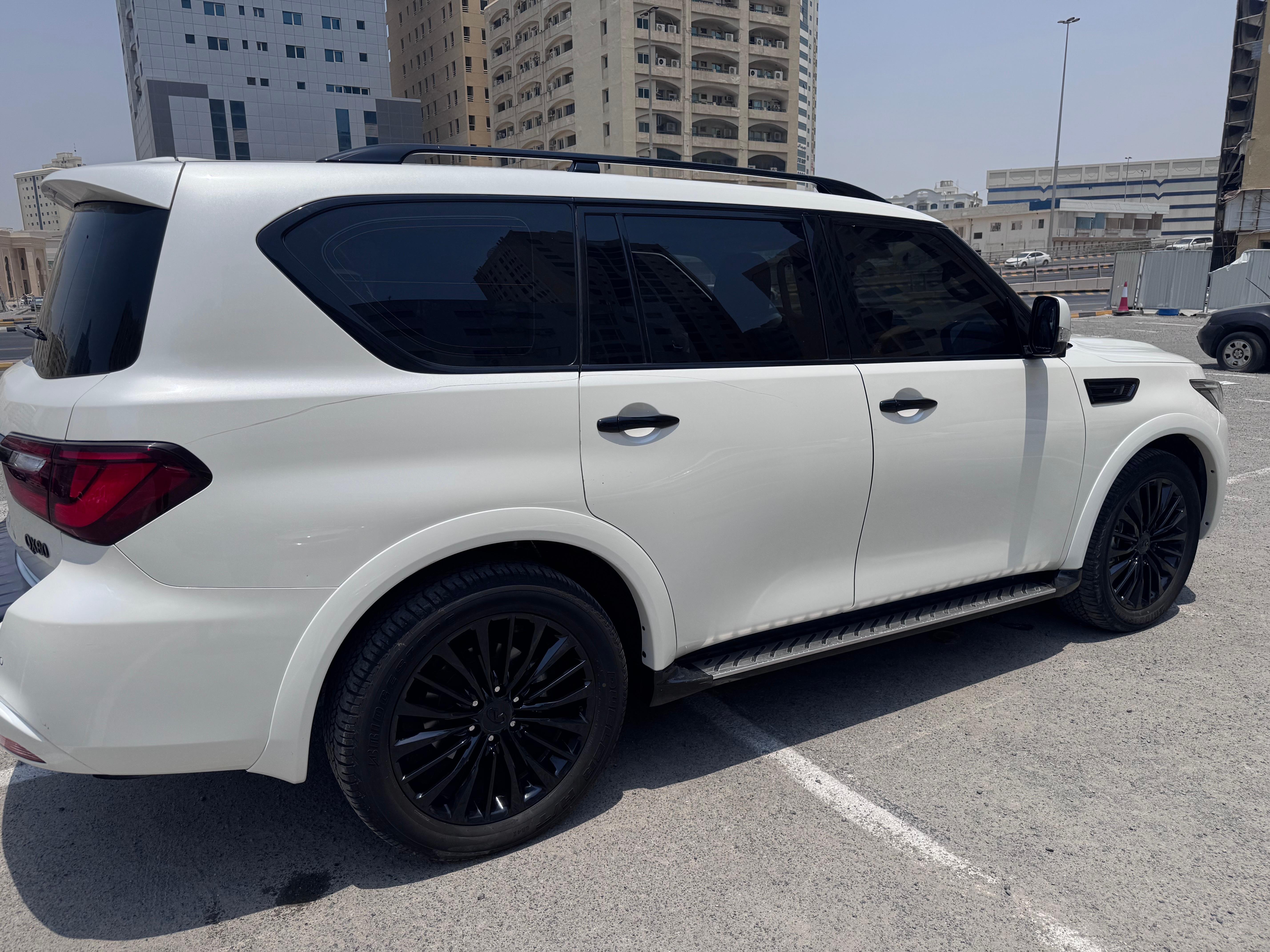 白色的 英菲尼迪 QX80 Black Edition 2023