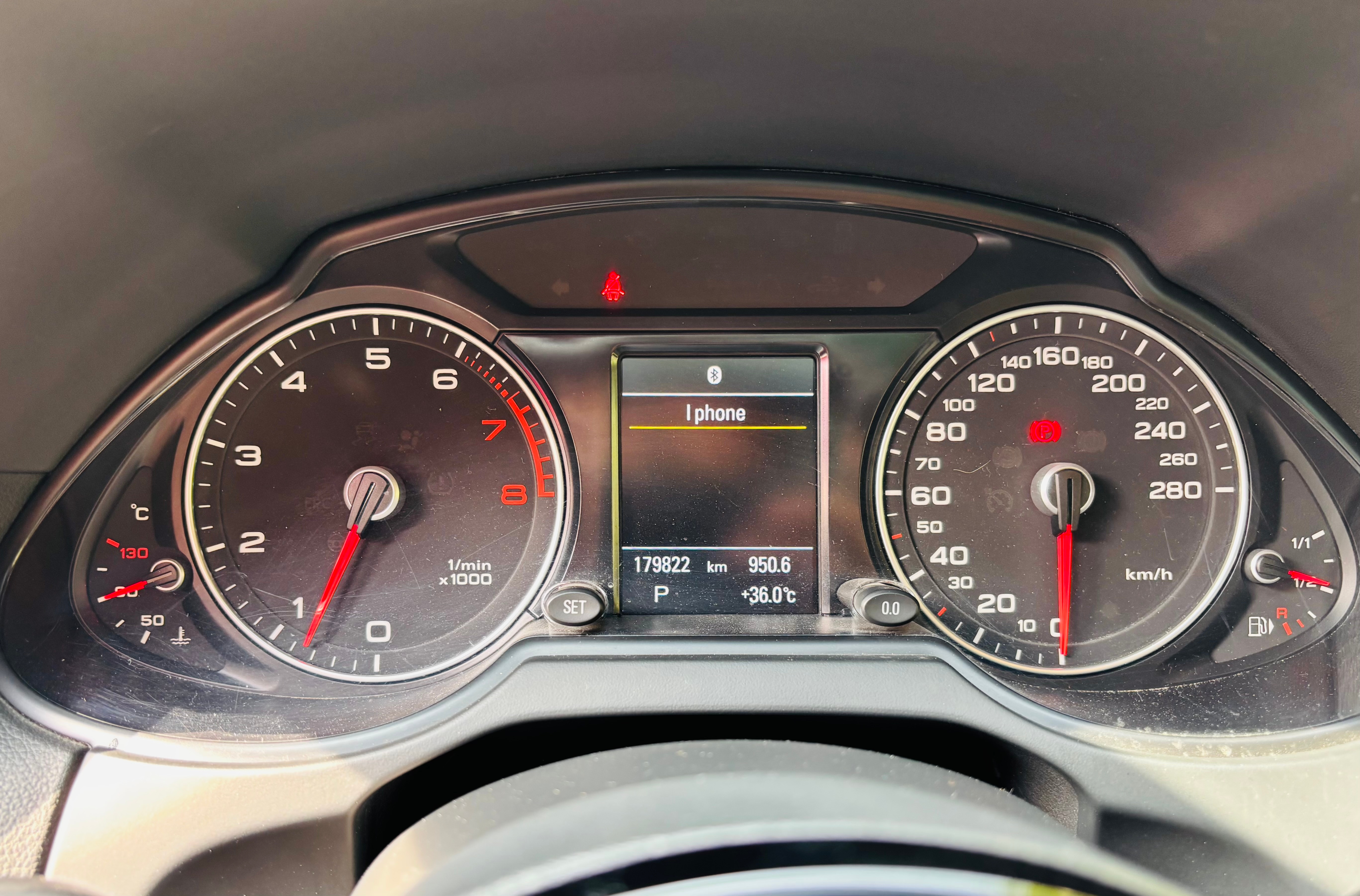 Белый Audi Q5 S-line 2015 год