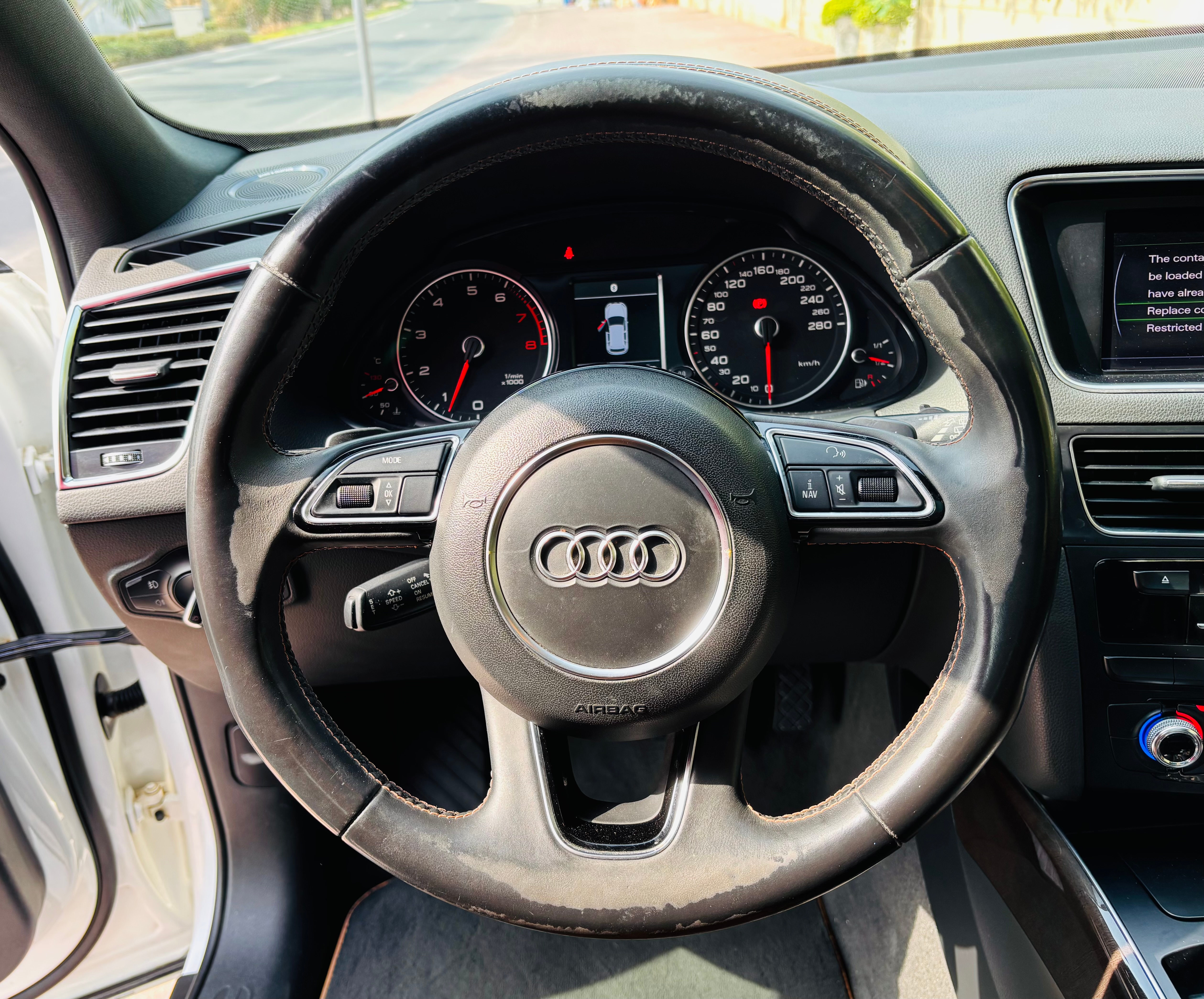 Белый Audi Q5 S-line 2015 год