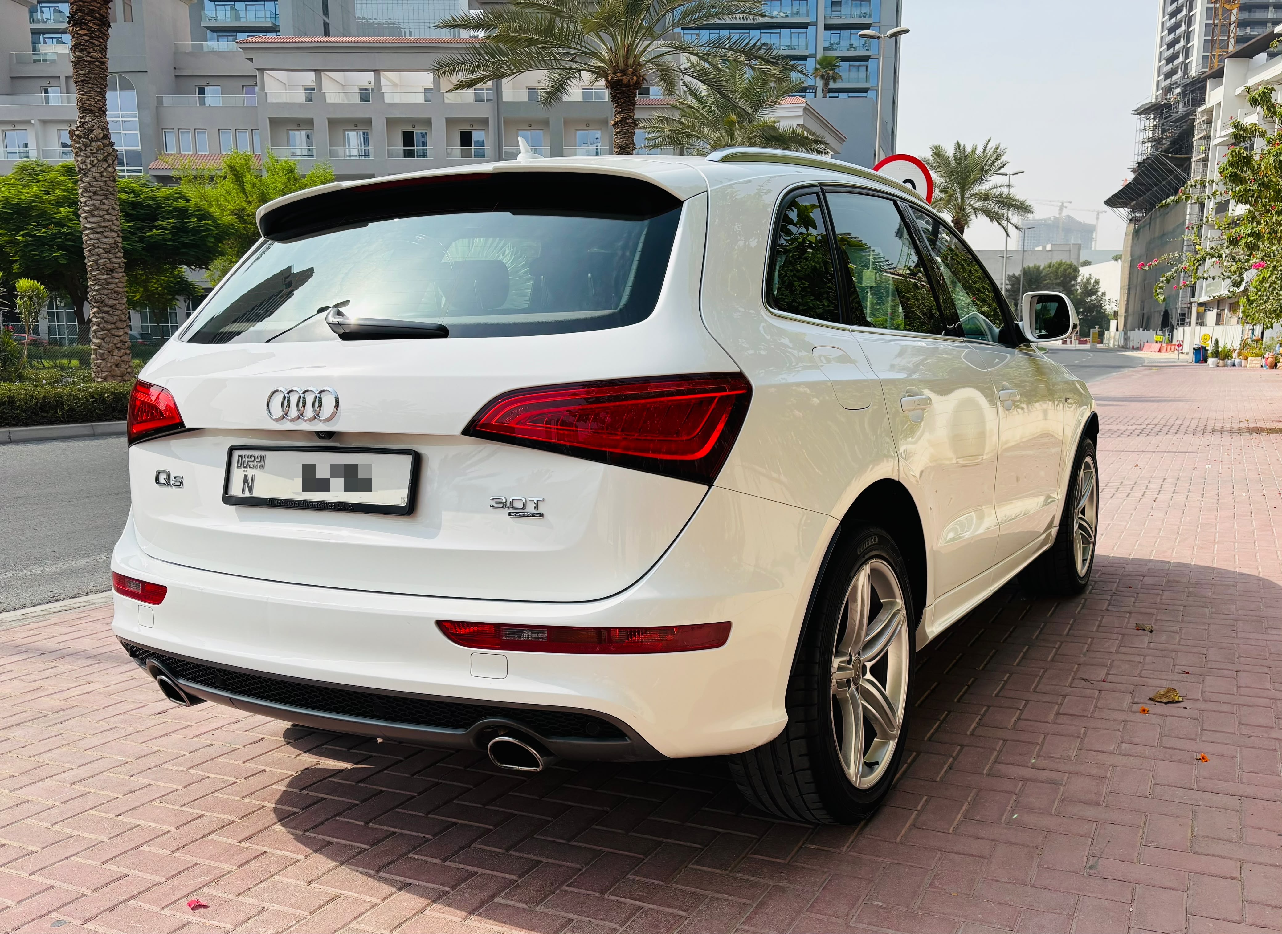 Белый Audi Q5 S-line 2015 год