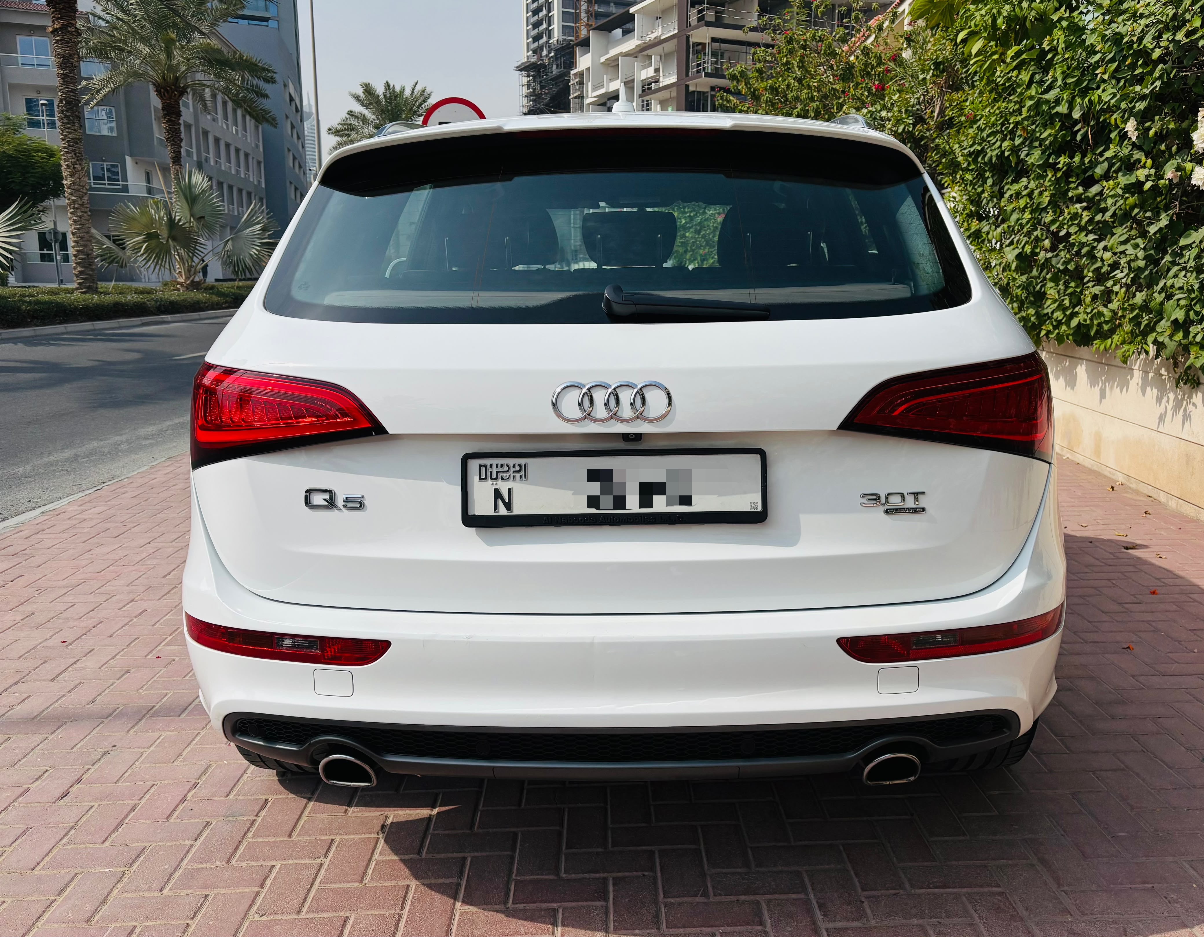 Белый Audi Q5 S-line 2015 год