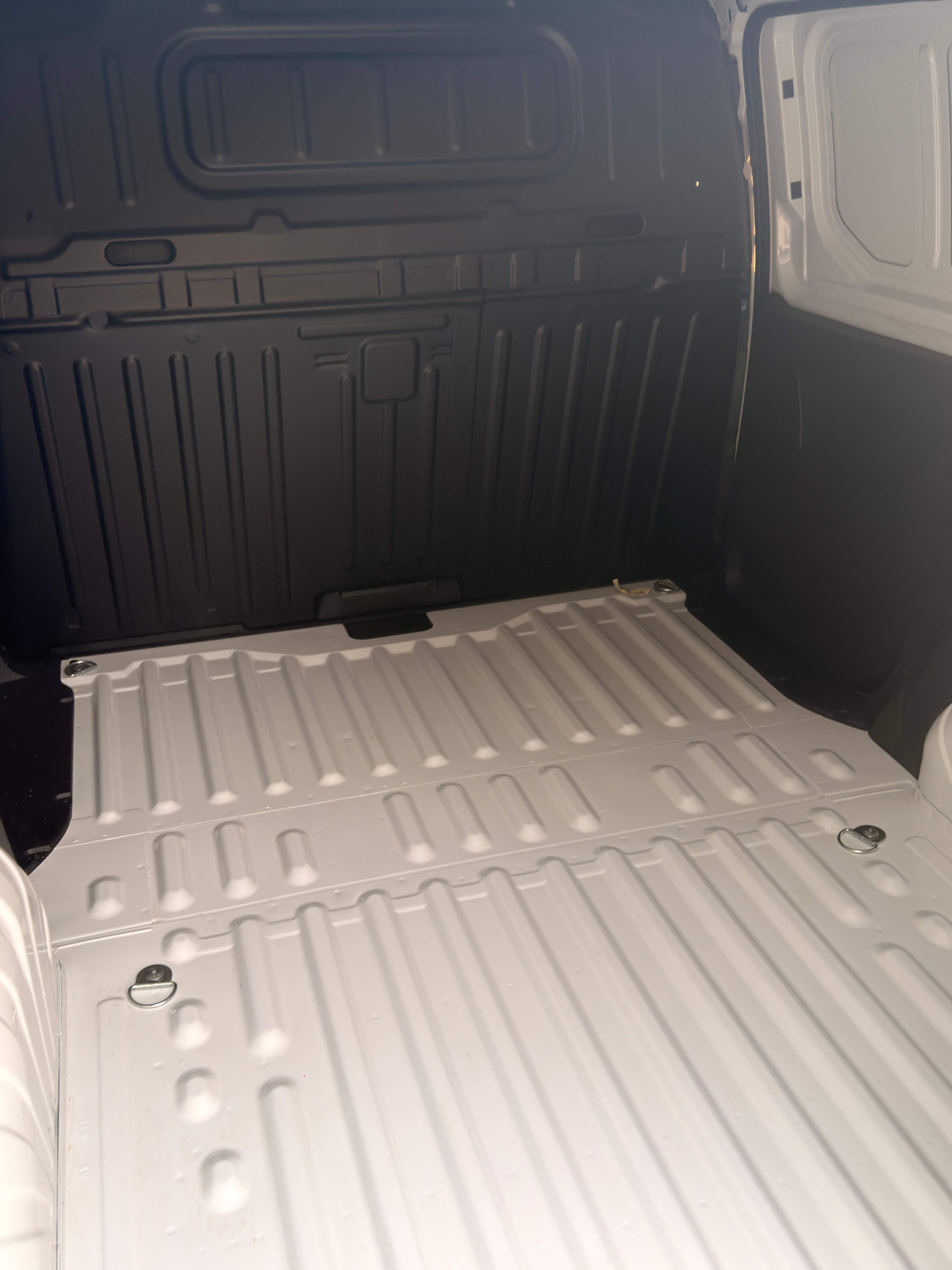 白色的 菲亚特 Doblo Cargo VAN 2025