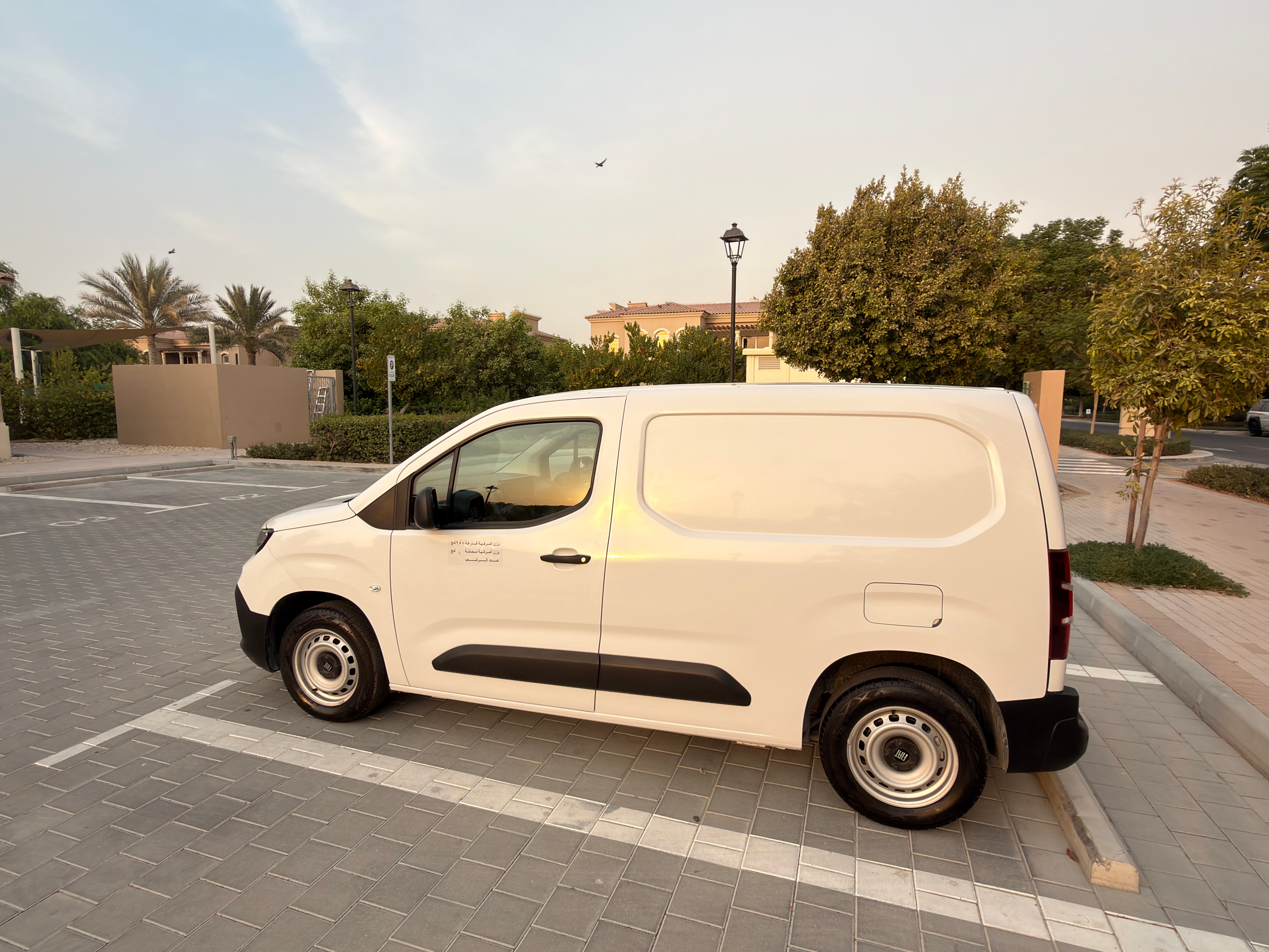 白色的 菲亚特 Doblo Cargo VAN 2025
