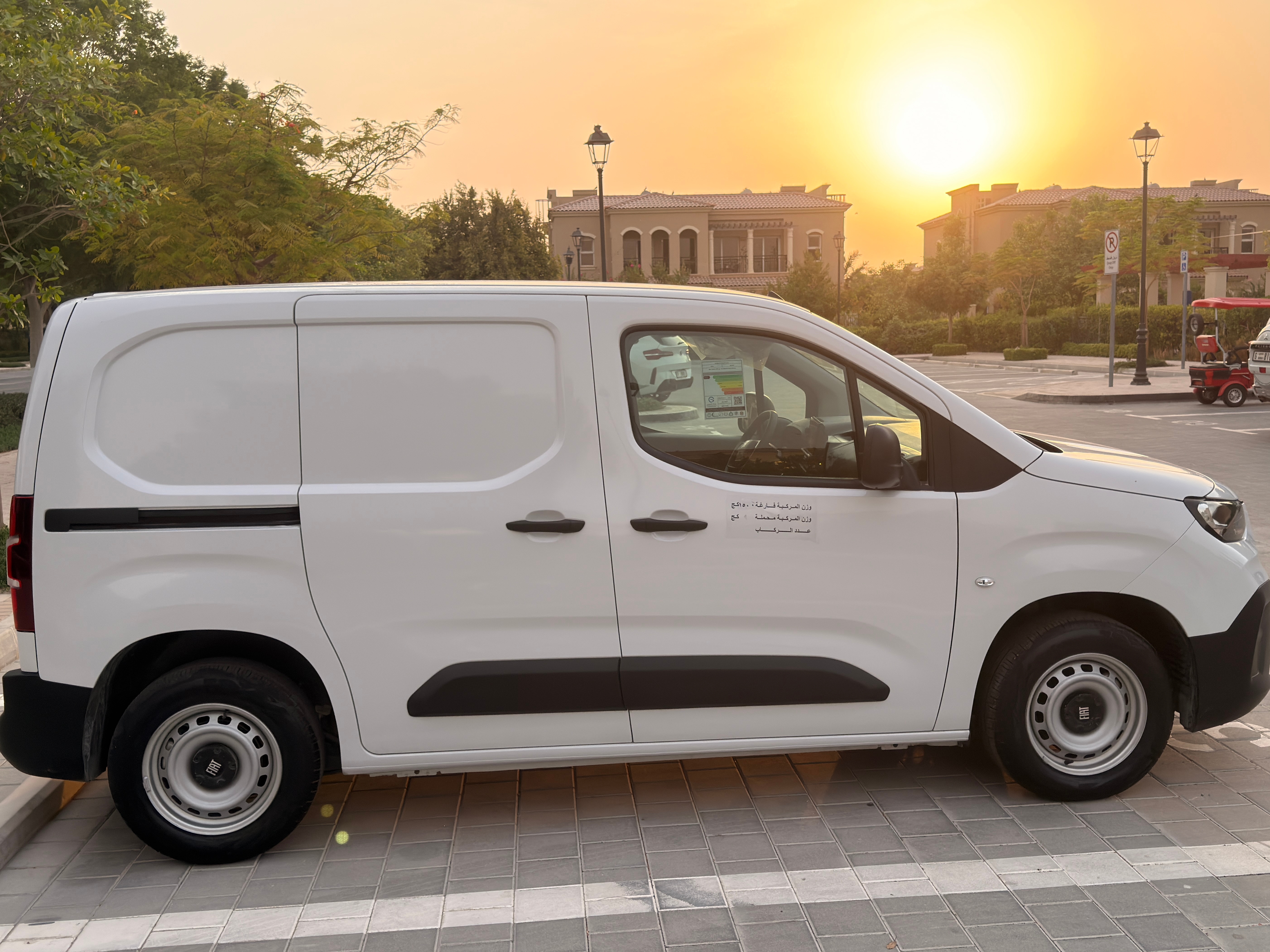 白色的 菲亚特 Doblo Cargo VAN 2025