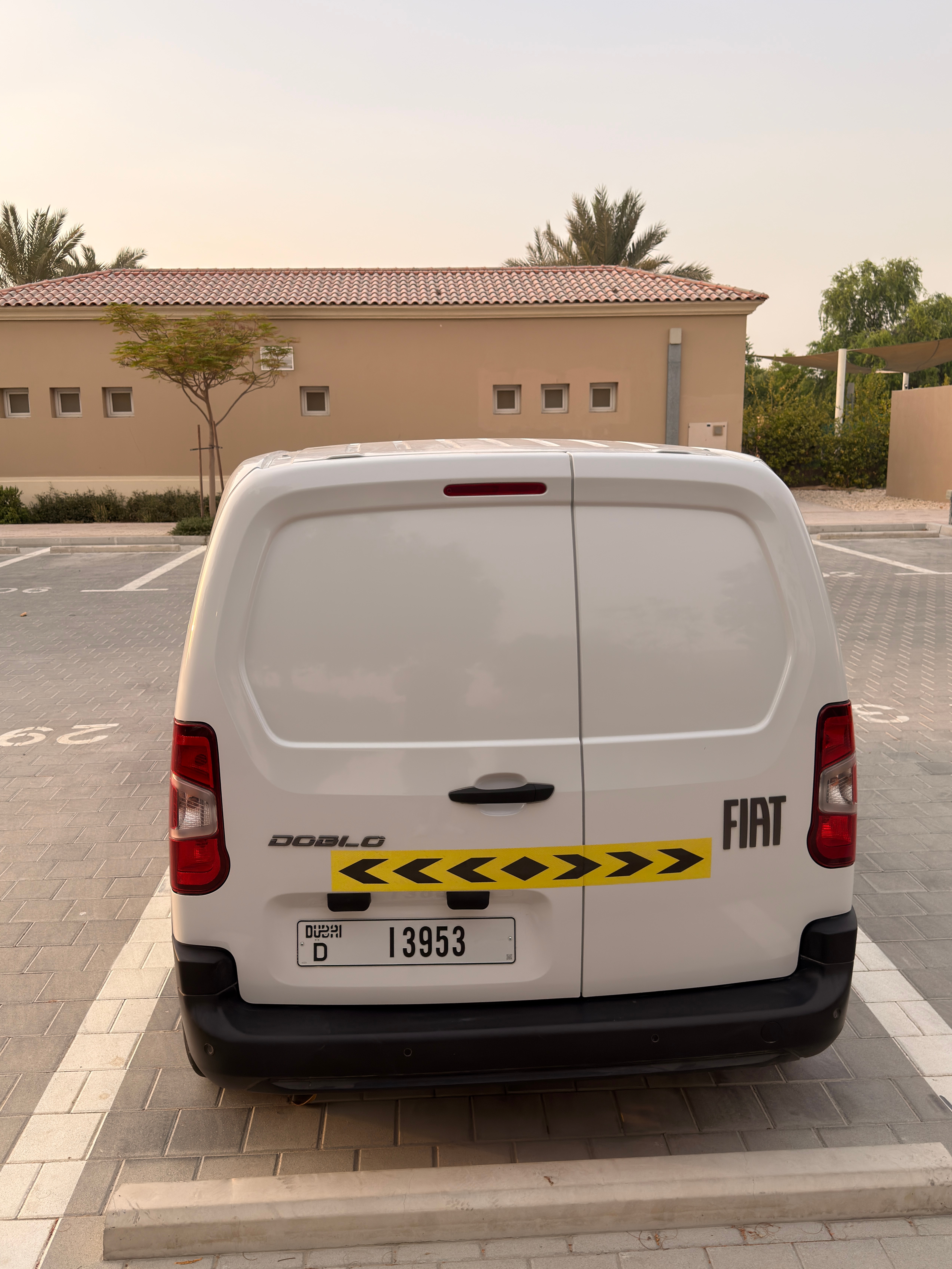 白色的 菲亚特 Doblo Cargo VAN 2025