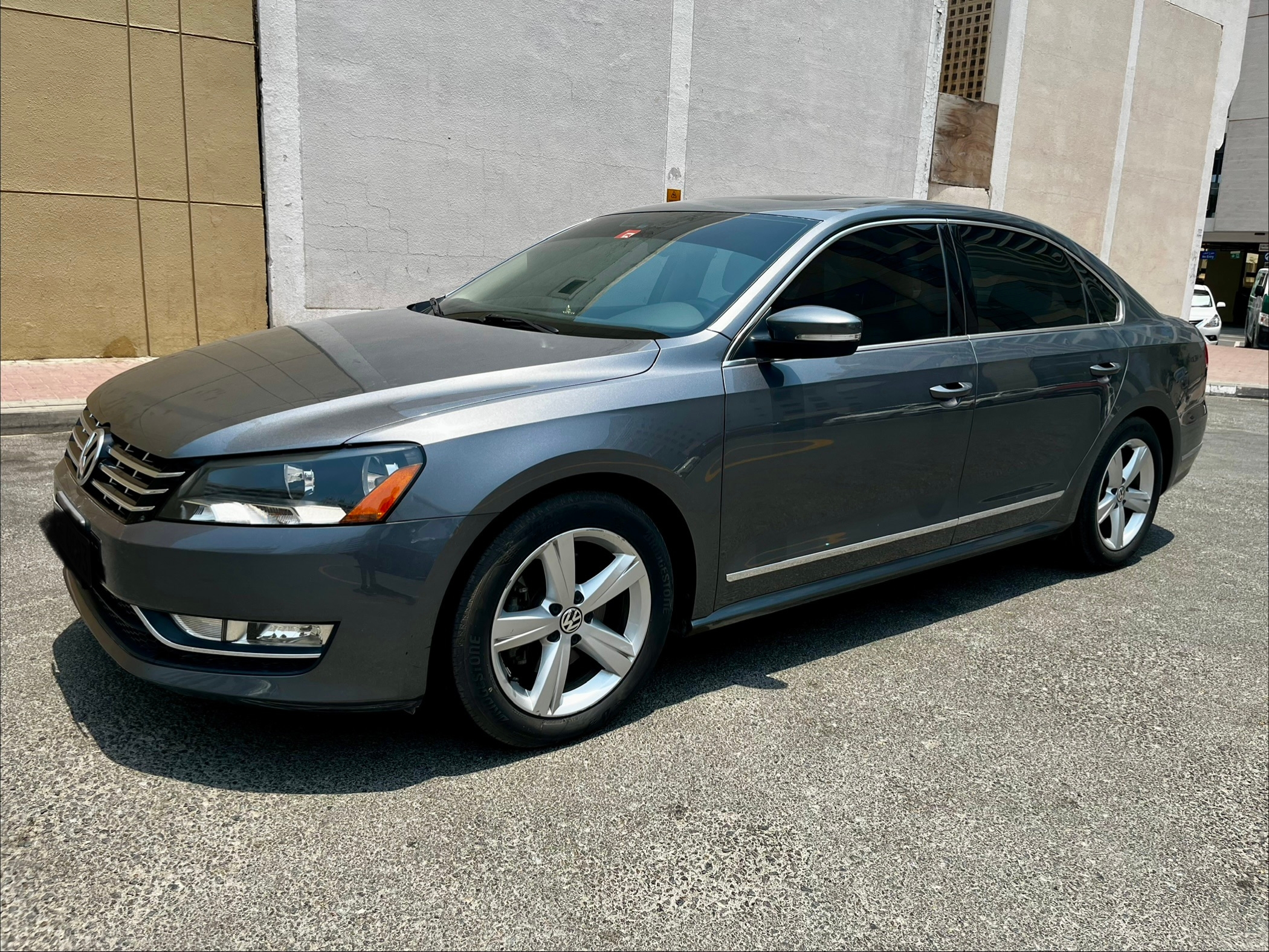Серый Volkswagen Passat Highline 2015 год