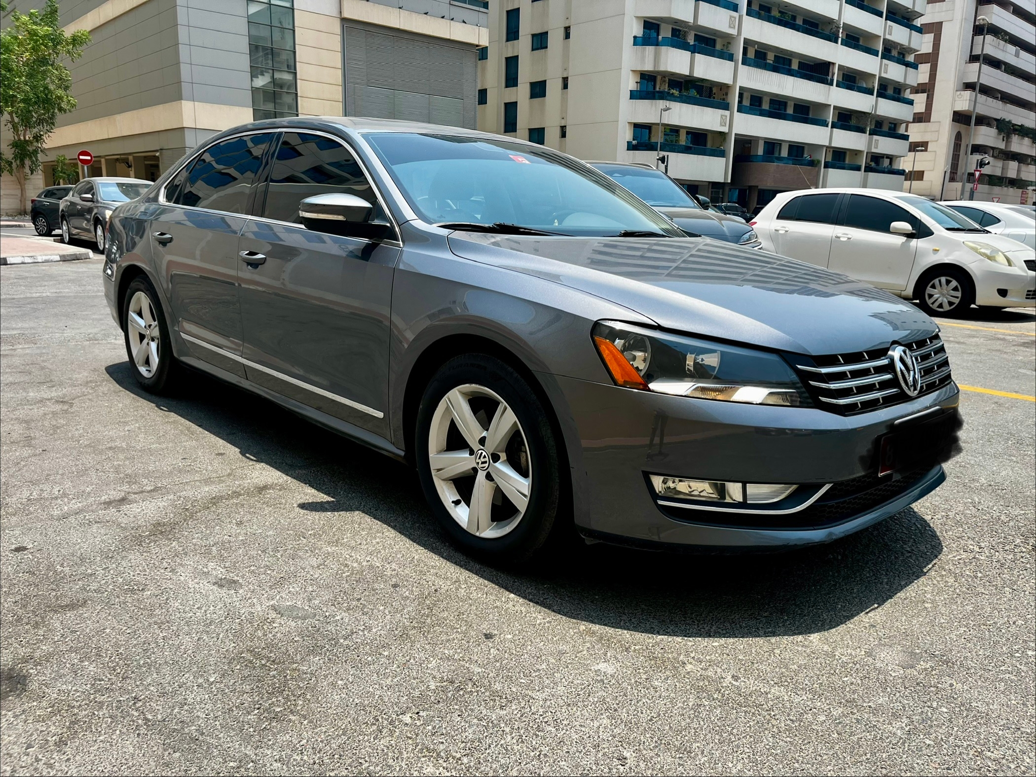 Серый Volkswagen Passat Highline 2015 год