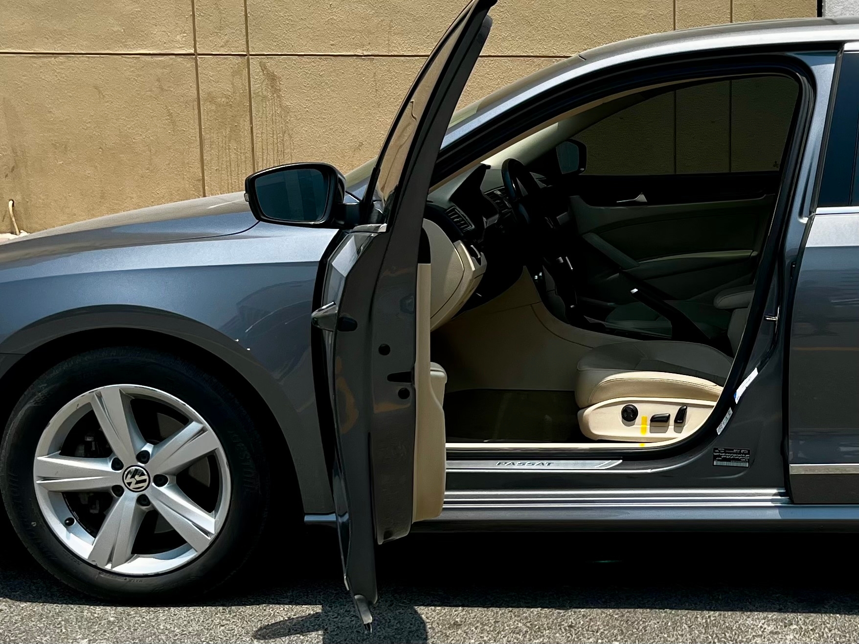 Серый Volkswagen Passat Highline 2015 год