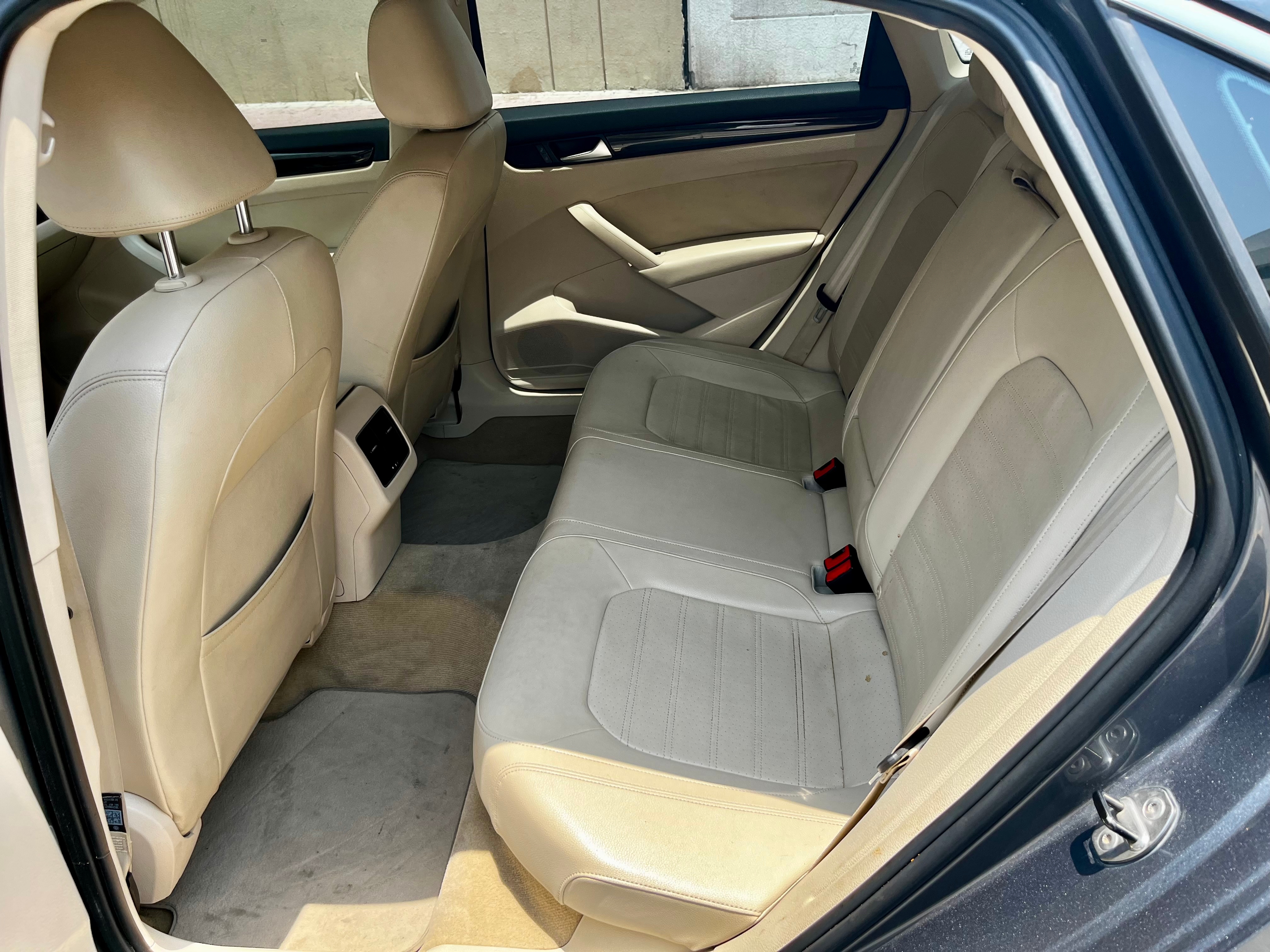 Серый Volkswagen Passat Highline 2015 год