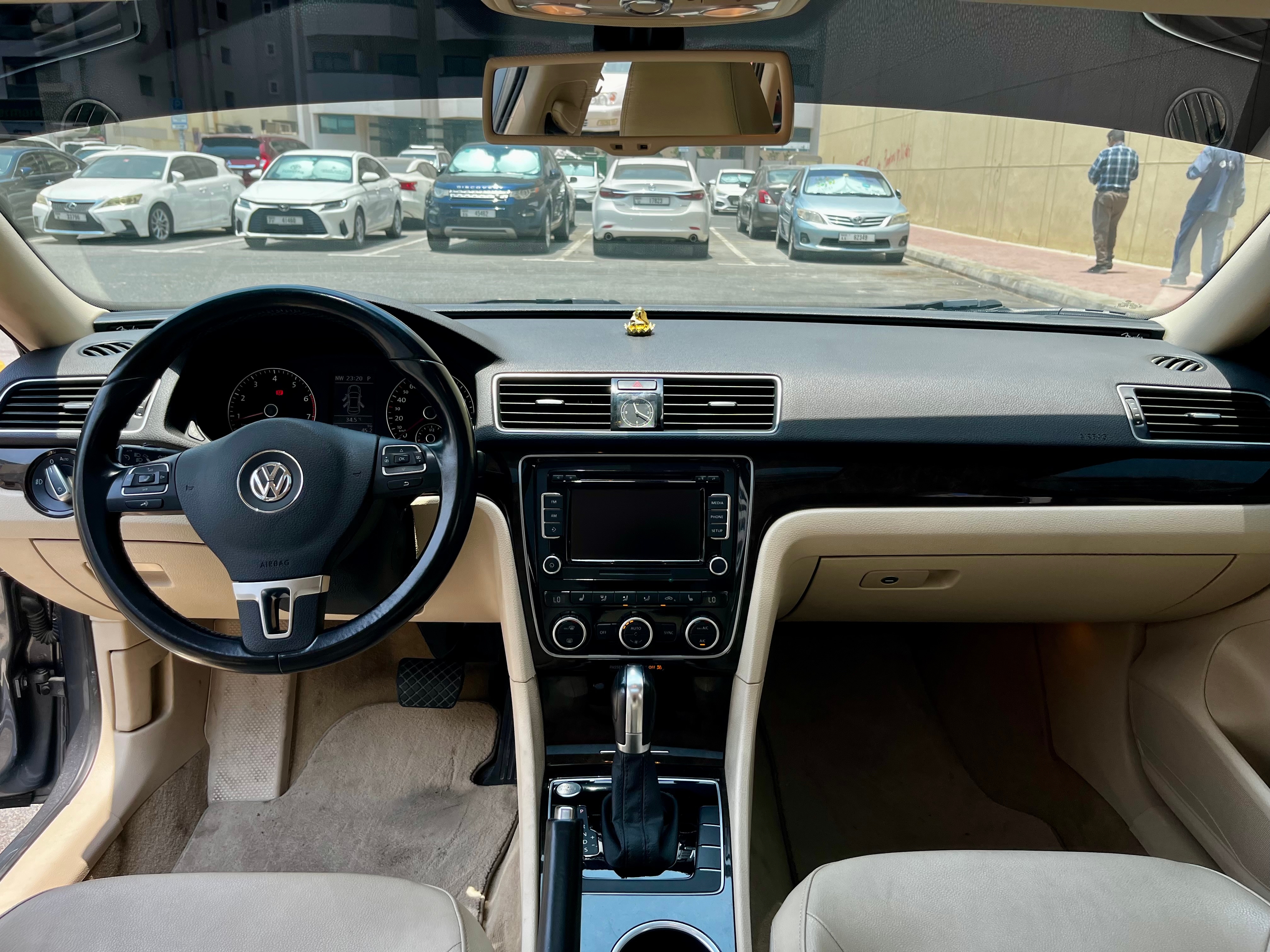 Серый Volkswagen Passat Highline 2015 год