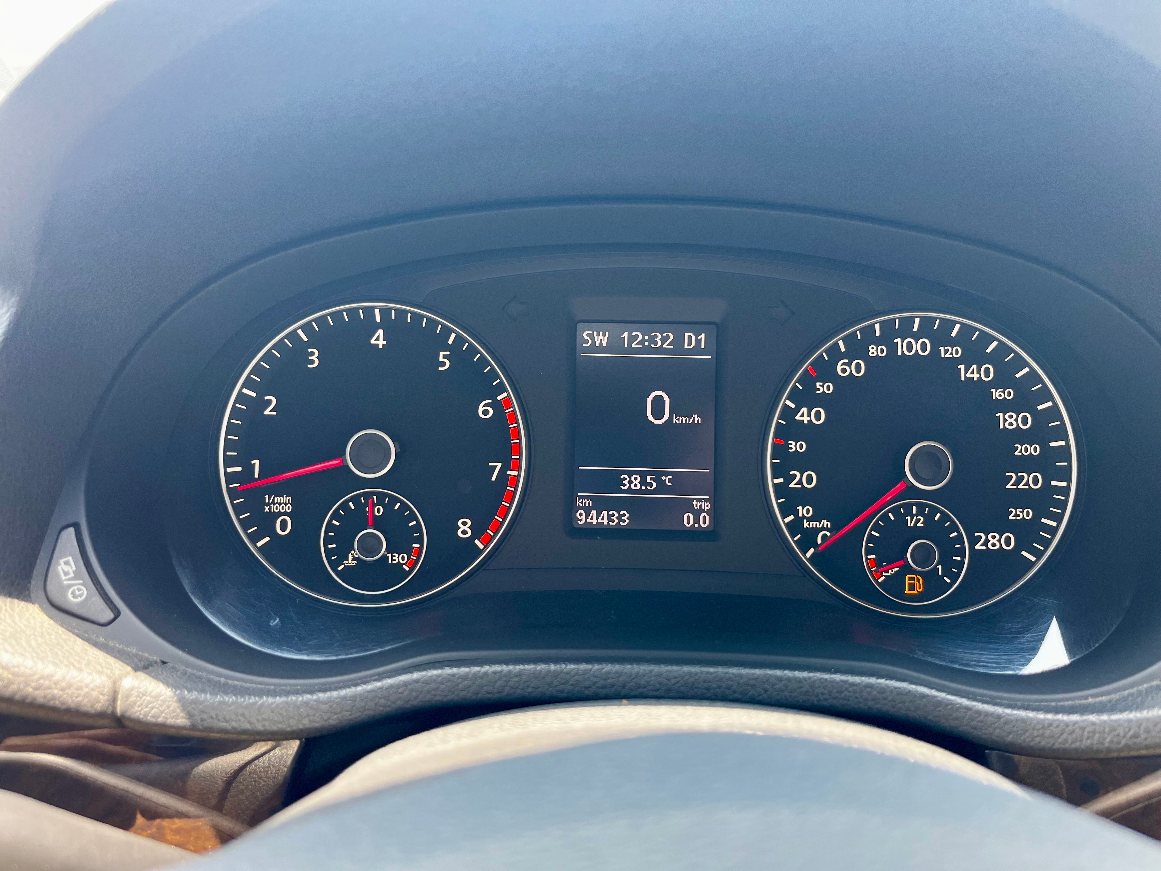 Серый Volkswagen Passat Highline 2015 год