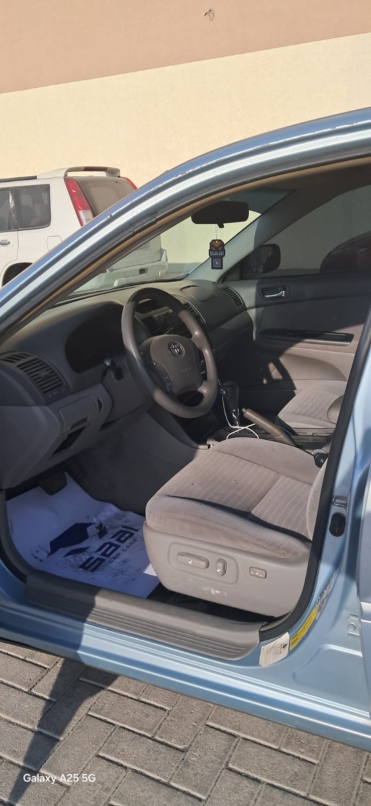 Bleu clair Toyota Camry LE 2005