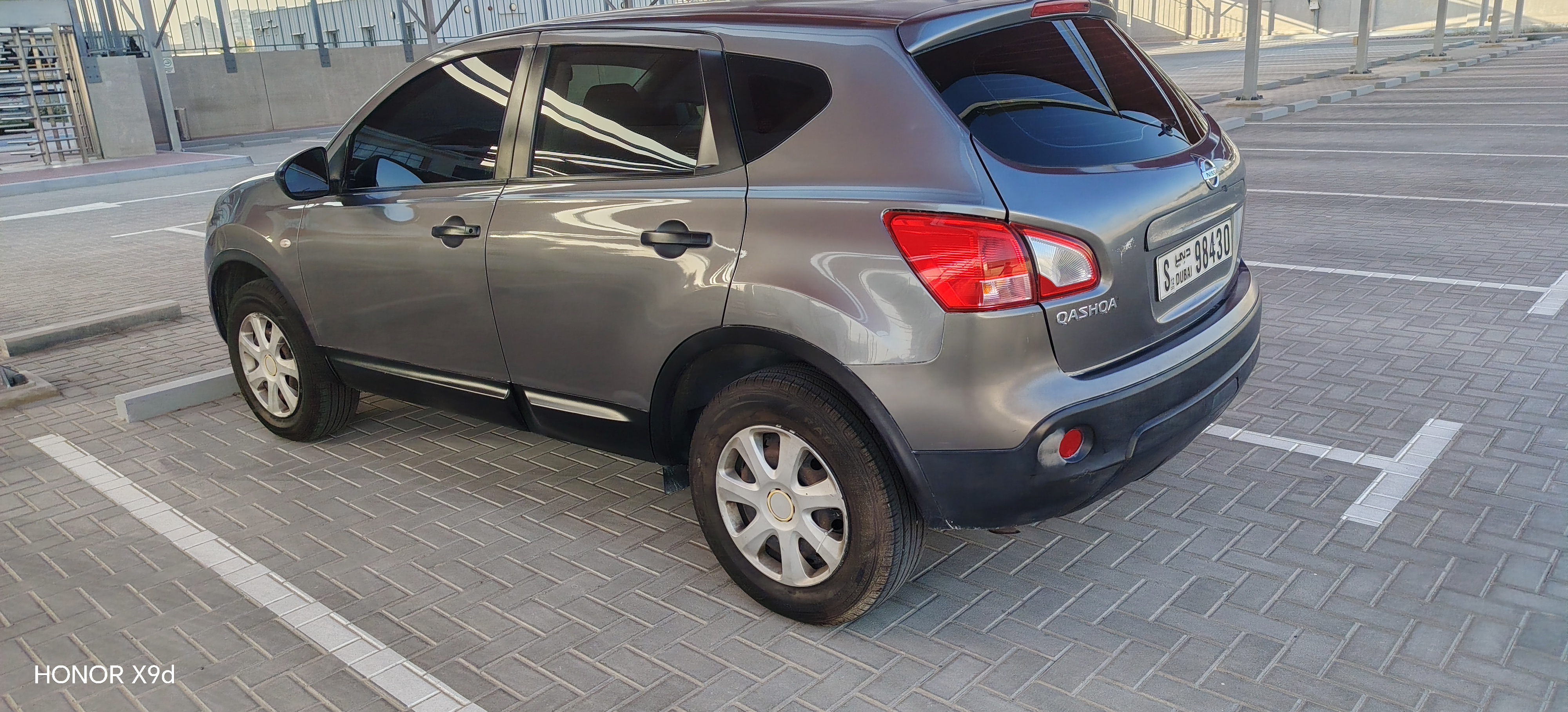 Gray Nissan Qashqai SE 2013