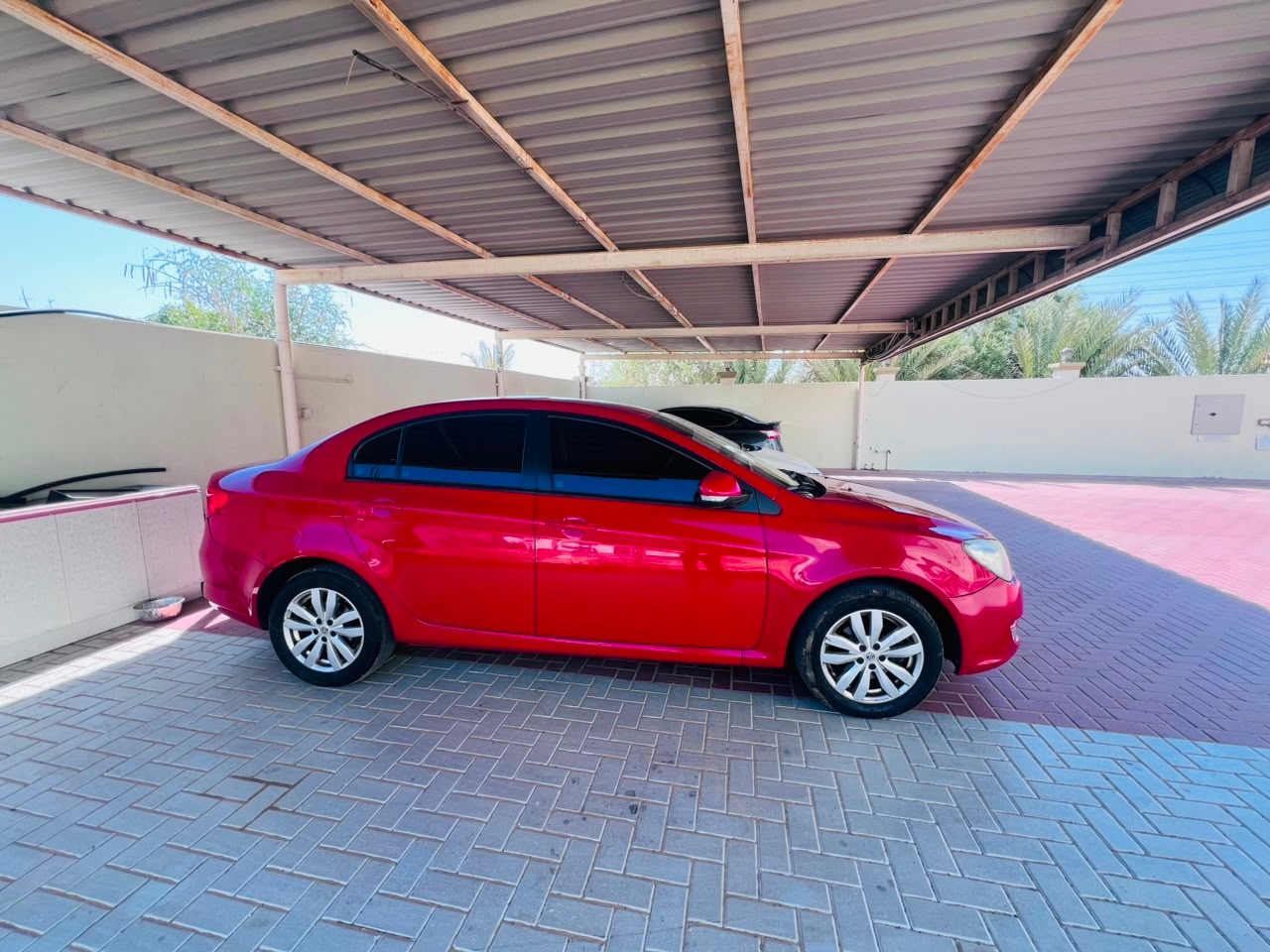 红色的 MG 350C 2016 年