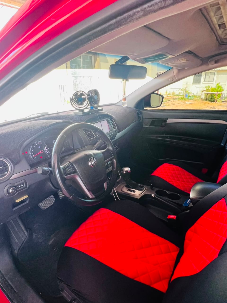 红色的 MG 350C 2016 年