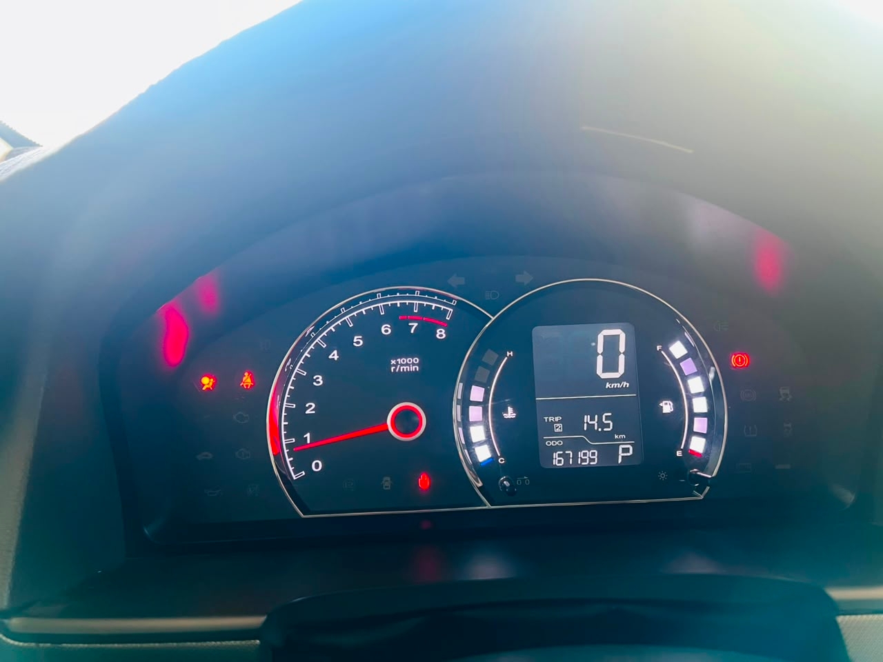 红色的 MG 350C 2016 年