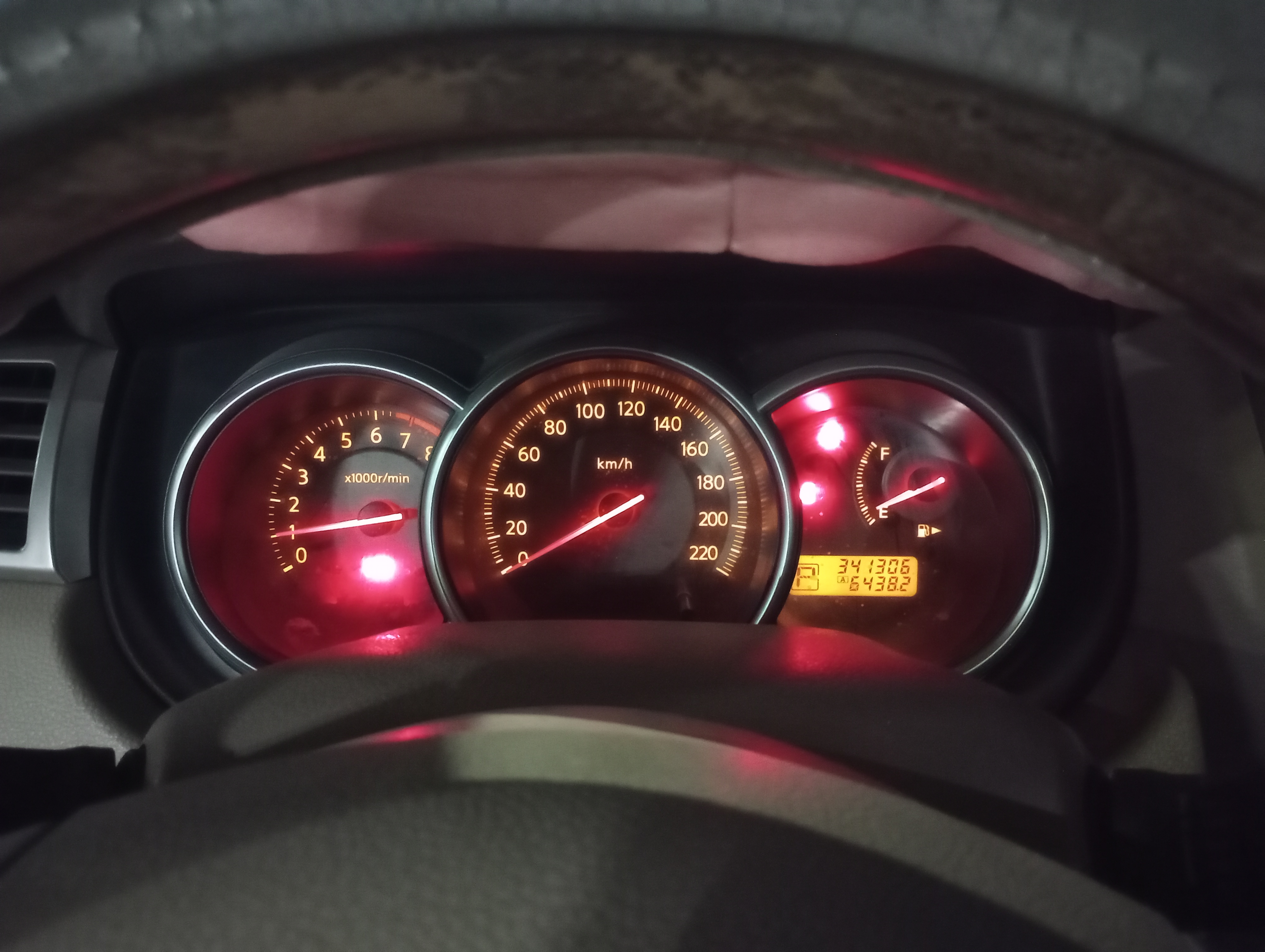 أبيض نيسان Tiida S 2007