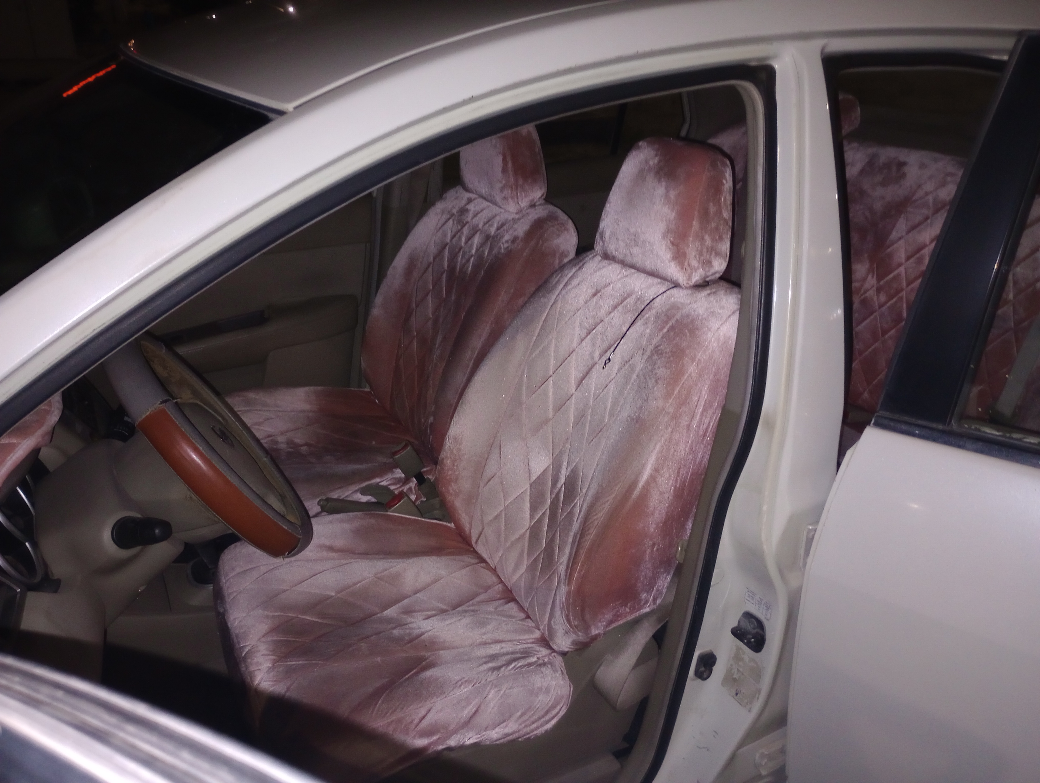 أبيض نيسان Tiida S 2007