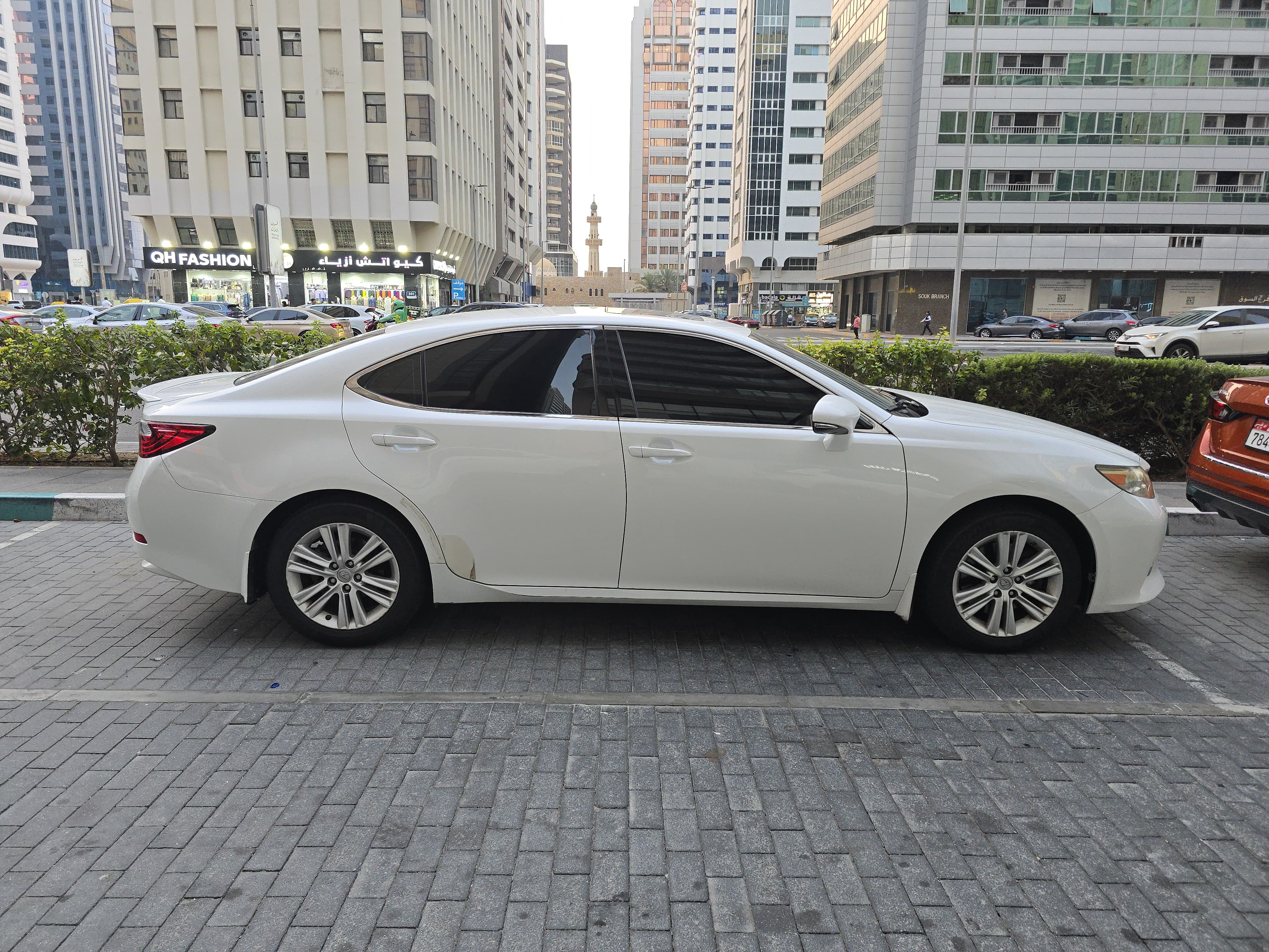 White Lexus ES 350 2013