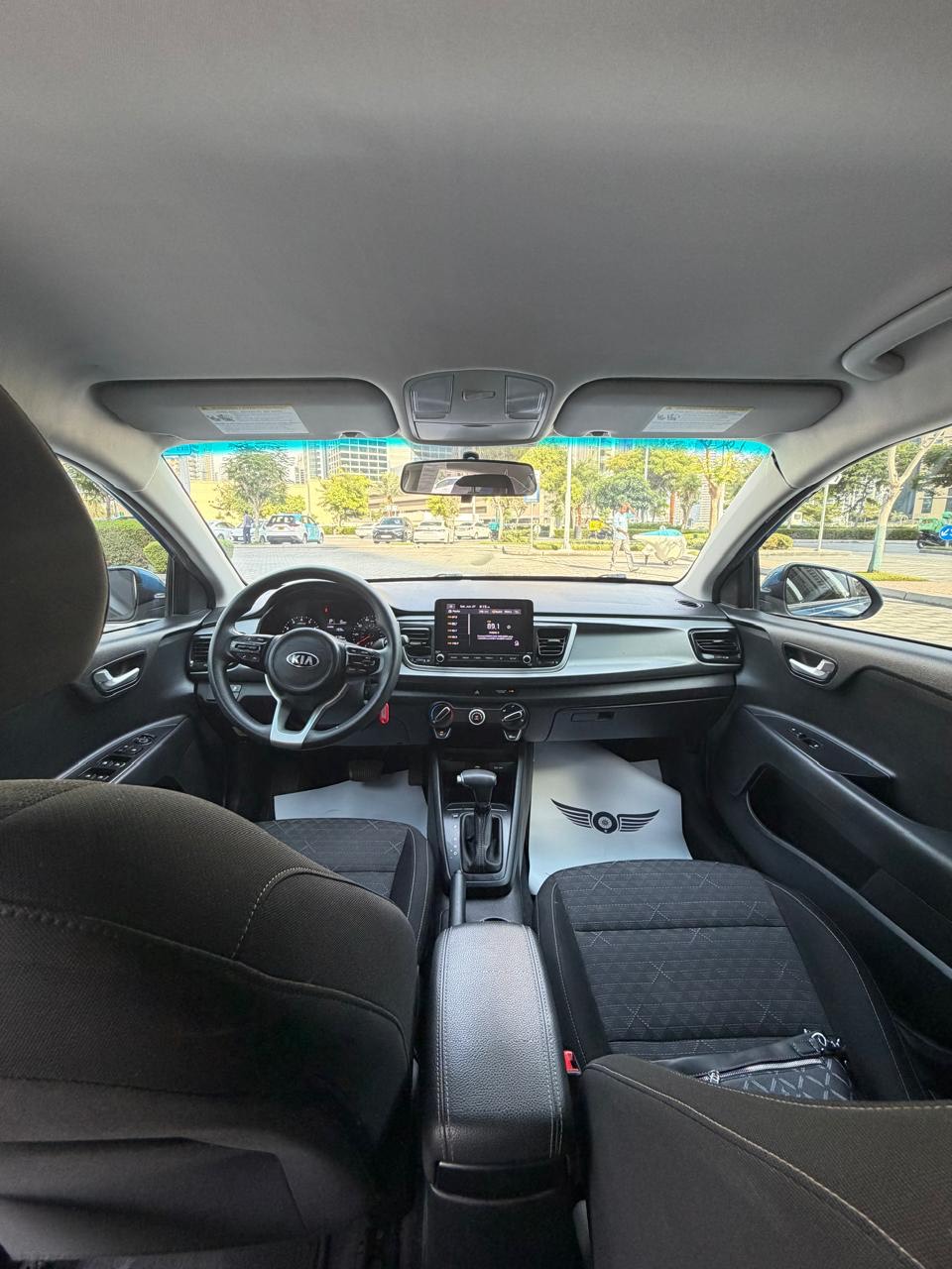Azul Kia Rio Sedan 2021