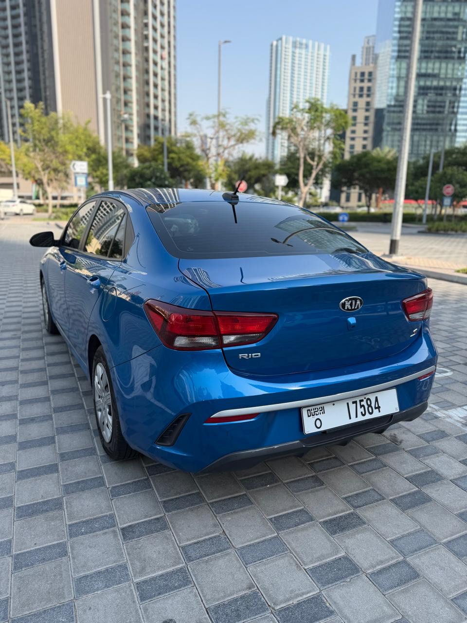 Azul Kia Rio Sedan 2021