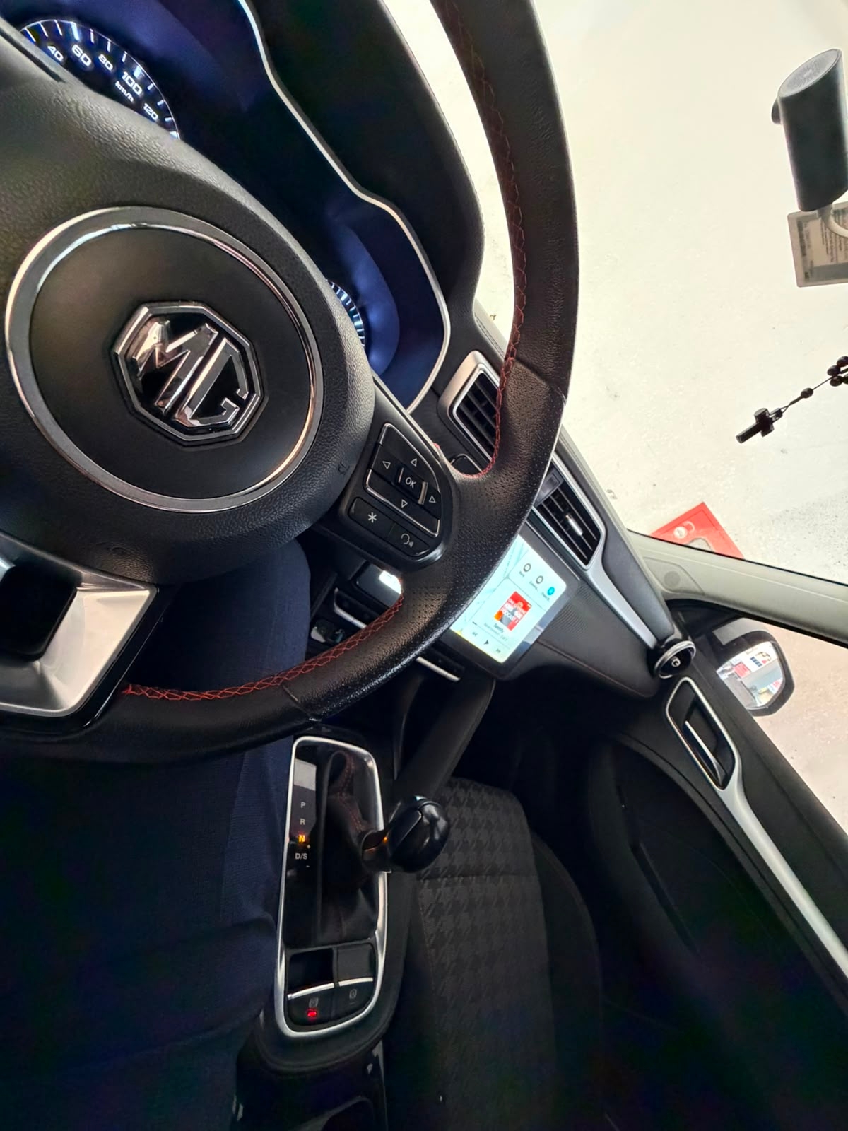 White MG ZS STD 2023