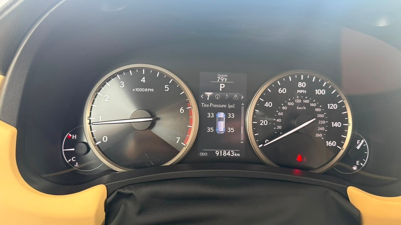 Красный Lexus NX 200t 2015 год