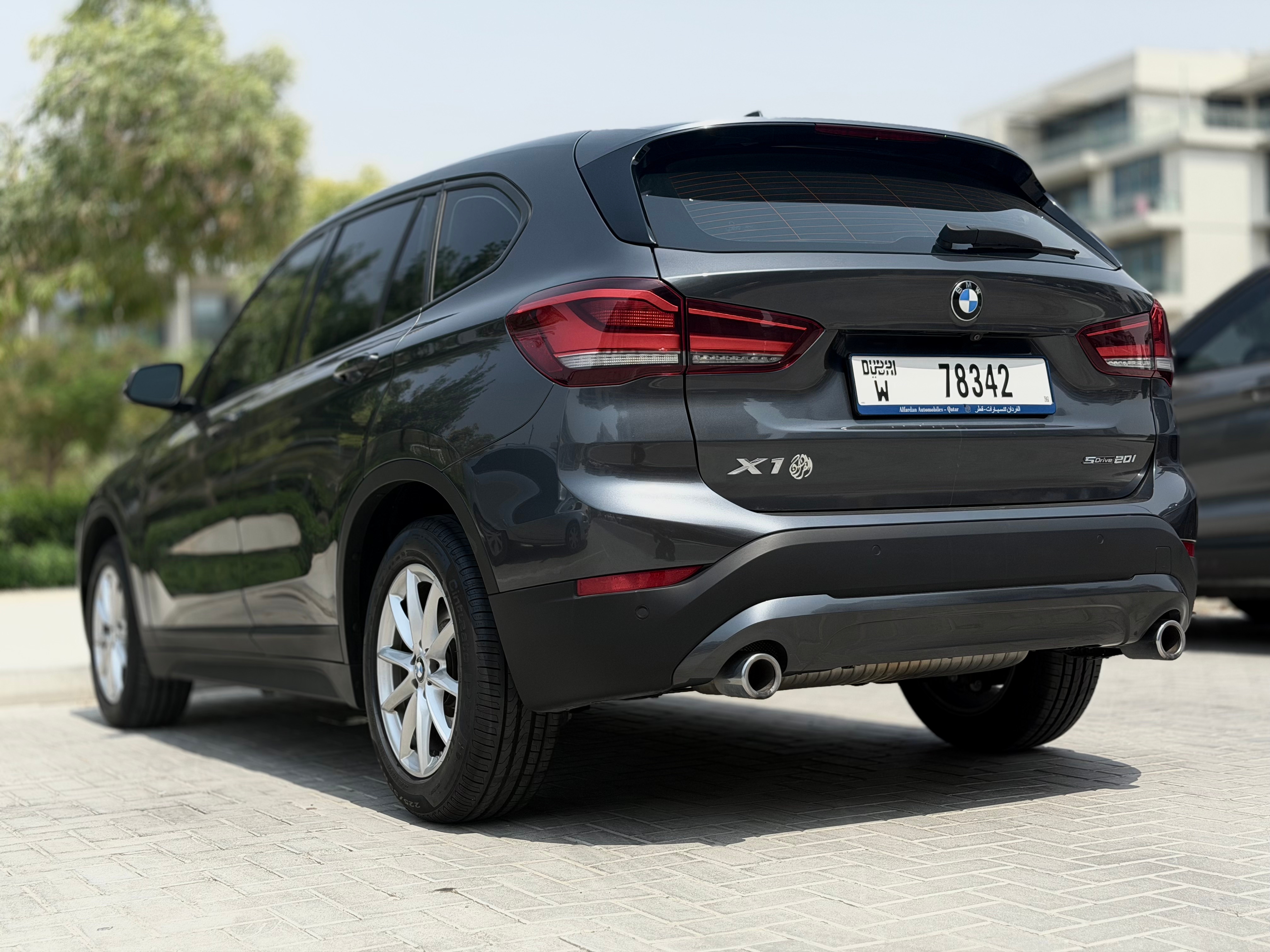 رمادي لامع بي إم دبليو  X1 sDrive20i 2021
