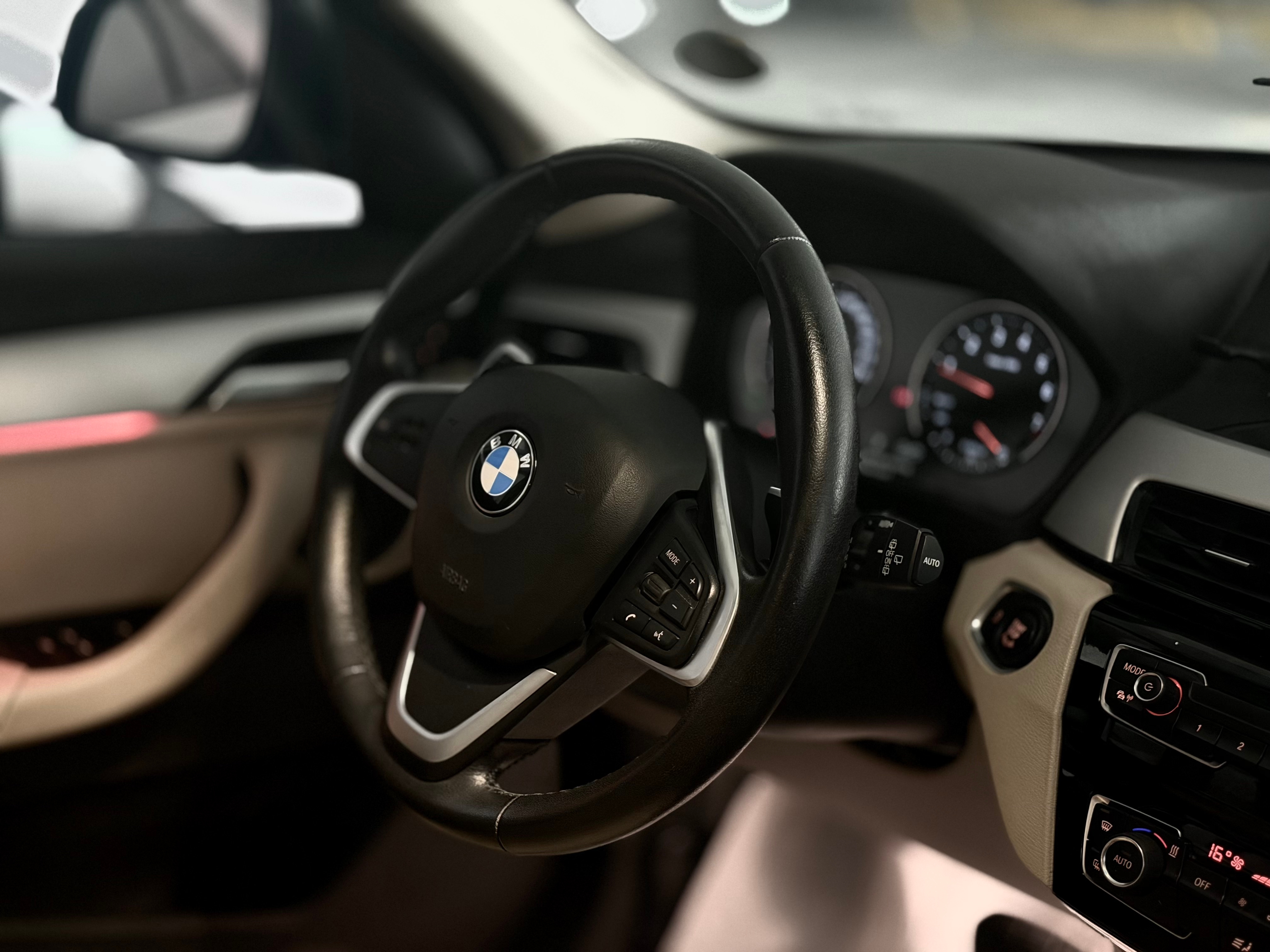 رمادي لامع بي إم دبليو  X1 sDrive20i 2021