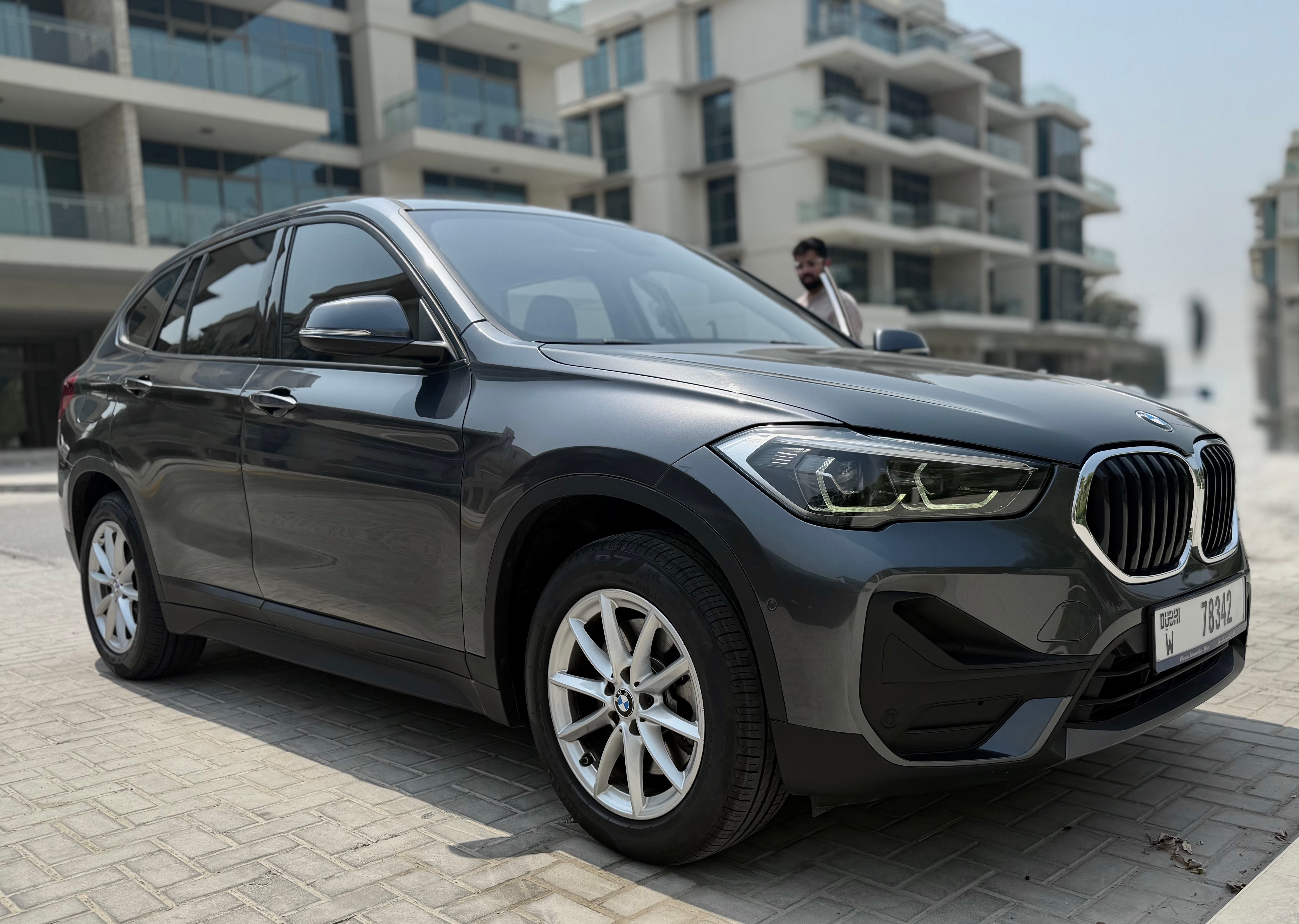 رمادي لامع بي إم دبليو  X1 sDrive20i 2021