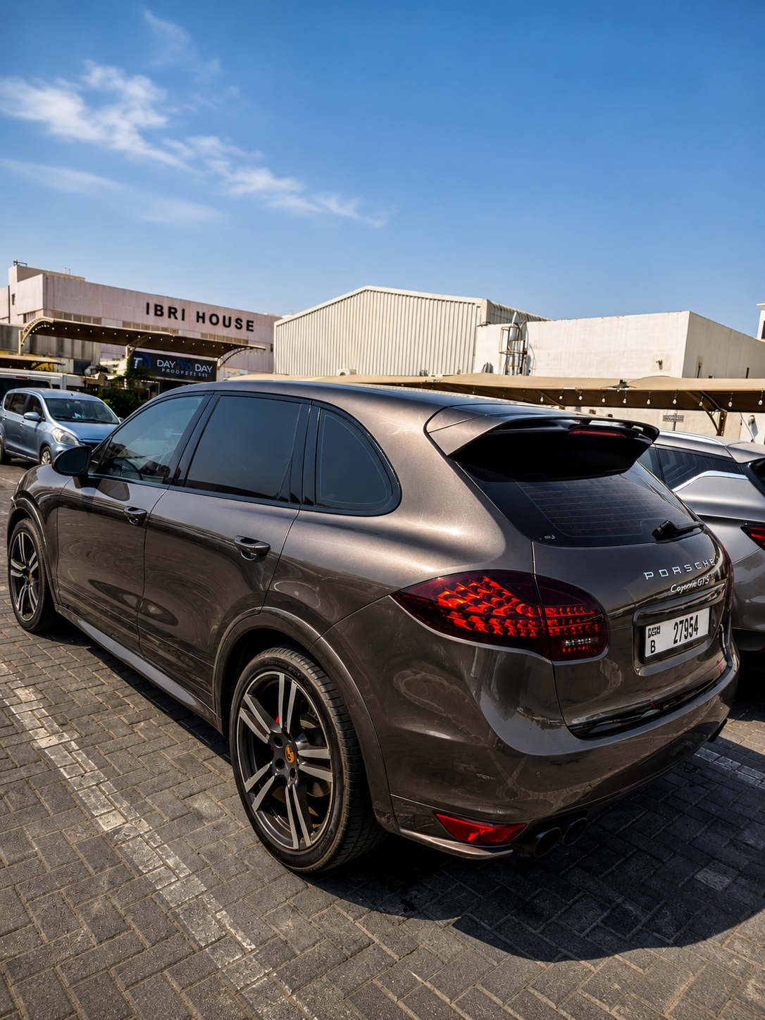 Темно-коричневый Porsche Cayenne GTS 2014 год