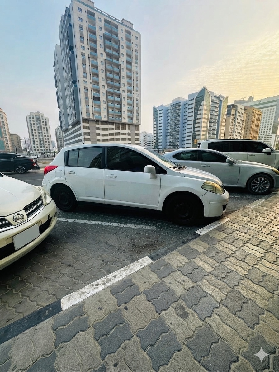 白色的 日产 Tiida S 2011