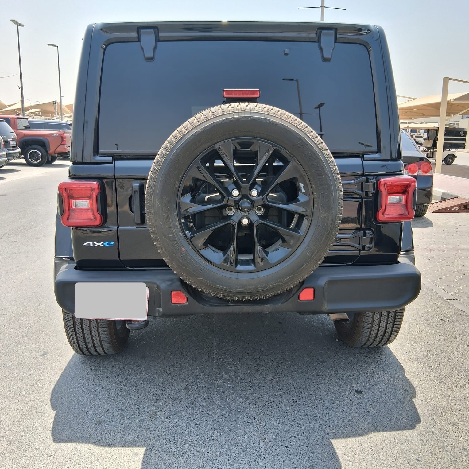 Черный Jeep Wrangler 4xe Unlimited Sahara 2021 год
