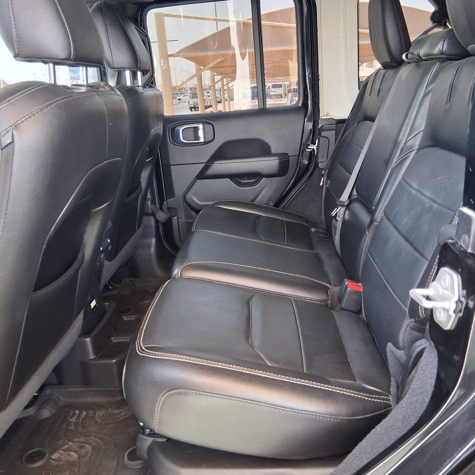 Черный Jeep Wrangler 4xe Unlimited Sahara 2021 год