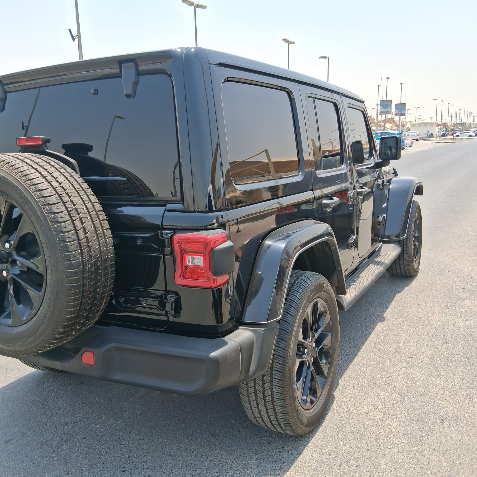 Черный Jeep Wrangler 4xe Unlimited Sahara 2021 год