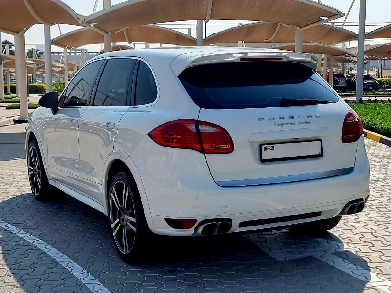 White Porsche Cayenne Turbo 2013