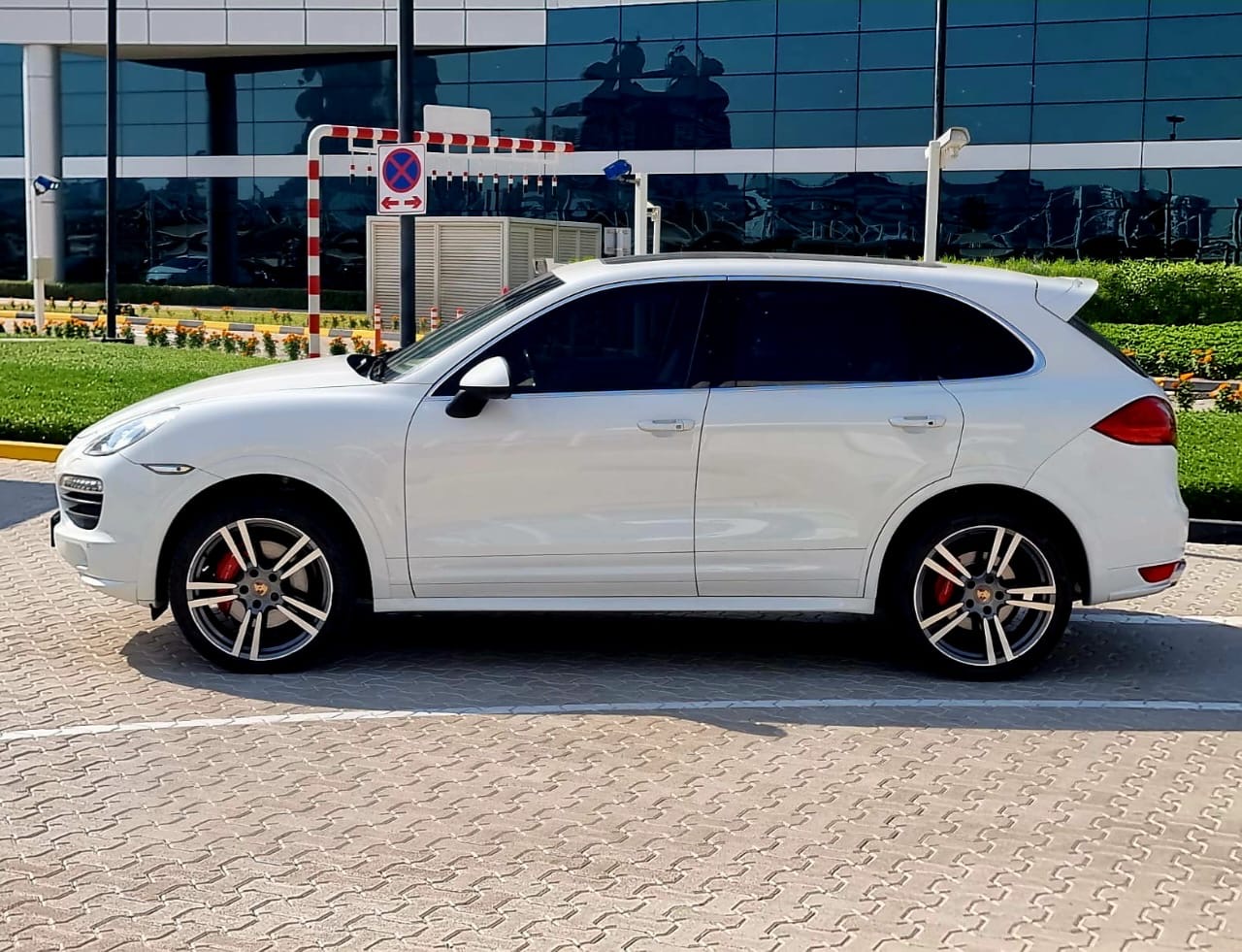 White Porsche Cayenne Turbo 2013