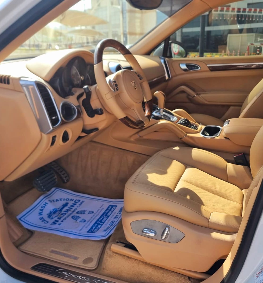 White Porsche Cayenne Turbo 2013