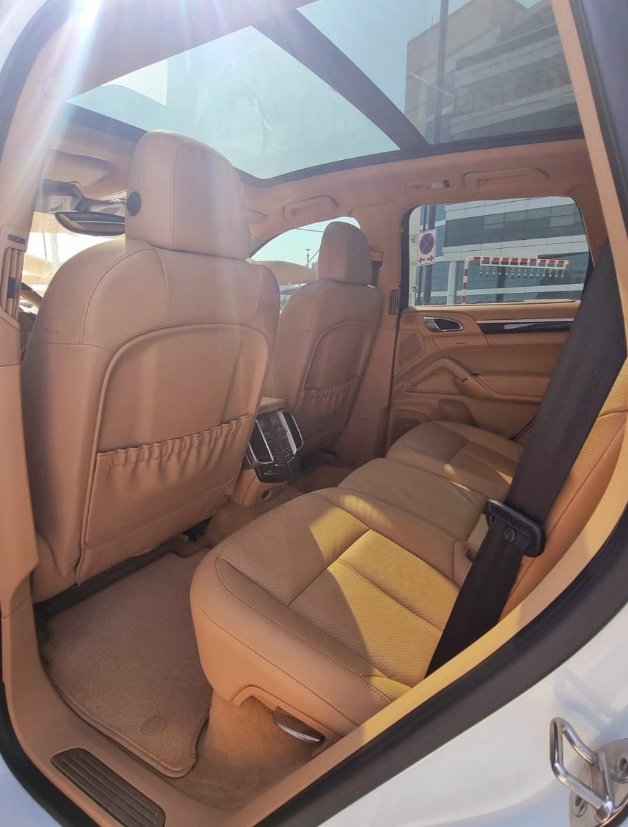 White Porsche Cayenne Turbo 2013